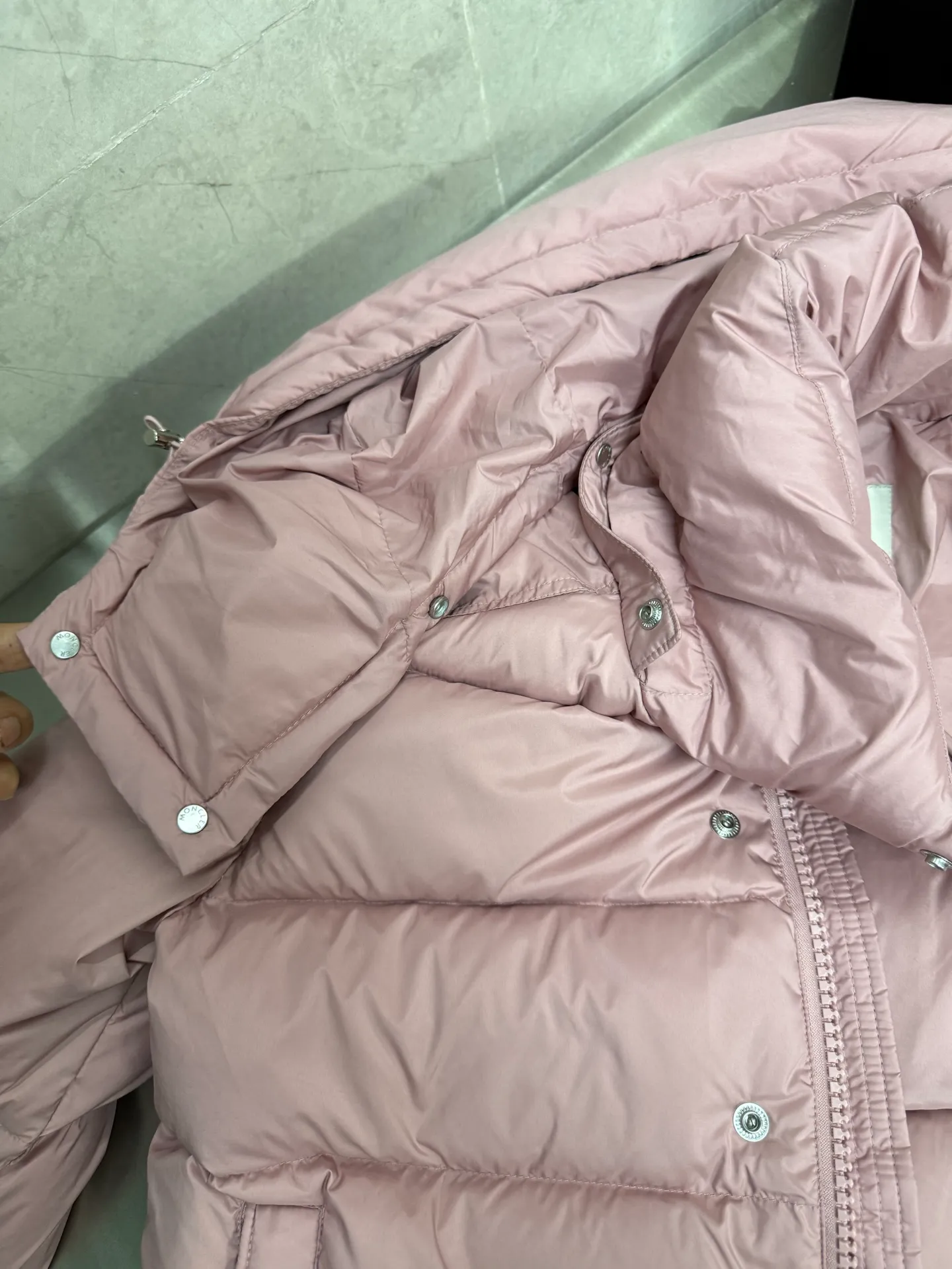 P820 ​​Moncler Mouth Matte Maya Short Down Jacket This short parka down jacket is made of longueSaion fabric. The garment is full of functional details to ensure warmth and care. Features removable hood, zip pockets, adjustable cuffs, and snap-zip flap fly. Logo embellished sleeves. It adds a unique touch to the overall shape while significantly improving the protective performance. Color: black, white, off-white, pearl white, pink. Size: 12345