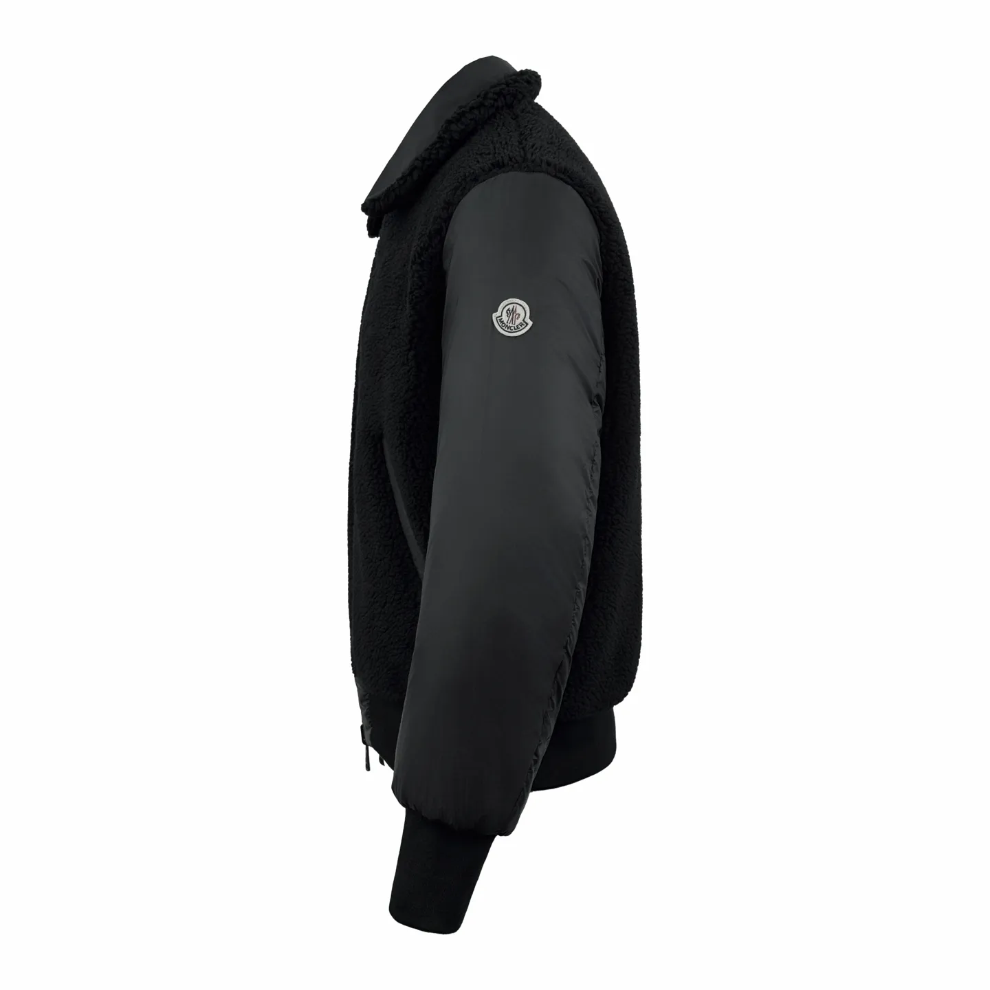 P910 Moncler double-sided pilot down jacket, customized soft matte brocade fabric and teddy velvet, using the new national standard 90 white duck down (welcome to test), full of down, full of warmth, light and fluffy, with a pure and ultimate black tone, exuding an irresistible charm. The fashion code is hidden on both sides to unlock multiple styles. One side is matte like the deep night, cold and neat, outlining modern simplicity. The other side is made of teddy velvet like dark night velvet flowers. Soft and mysterious, smudged with retro warmth, the iconic Moncler logo appears on the sleeves, fully recognizable, the style can be switched at will, free and easy, showing nobility, subverting the traditional avant-garde design, redefining the boundaries of winter fashion, and becoming the most intimate companion in winter. Process 1: Computer mechanical down filling. Prioritize the production of liner pattern to determine the filling area and determine the weight of down per square meter according to the original three-dimensional effect, thereby calculating the amount of down filling for each piece. The computerized down filling machine uses a digital weighing unit to achieve stable measurement. Process 2: Computer template machine lines. The computer template machine's line process shows extremely high neatness and smoothness. The craftsman accurately controls the size during the operation to ensure that each line meets the design requirements. The lines of the entire template are smooth and unified, clean and beautiful. Process 3: Ergonomic three-dimensional cutting. Return to traditional craft techniques through segmentation, folding, shrinking, and stretching techniques. The so-called slow work produces fine work. It is the respect for the material and the pursuit of feel. The workmanship is complex and cumbersome. Slow timeliness and high loss. Process 4: Manual reloading and opening of the bag. For high-density and heavy teddy velvet fabrics, the three-dimensional structure of the bag mouth is accurately lifted out on the back of the fabric through special bone needles. It is a two-stage operation of single-layer basic shaping and multi-layer edge reinforcement. Paving materials: Customized 1:1 Moncler snap button Customized 1:1 Moncler zipper Customized 1:1 Moncler lanyard Customized 1:1 Moncler Chest logo Customized 1:1 Moncler Embroidered logo Customized 1:1 Moncler Trademark Function: Reversible, free to match Size: 1 code 2 codes 3 codes 4 codes Style number: 25357