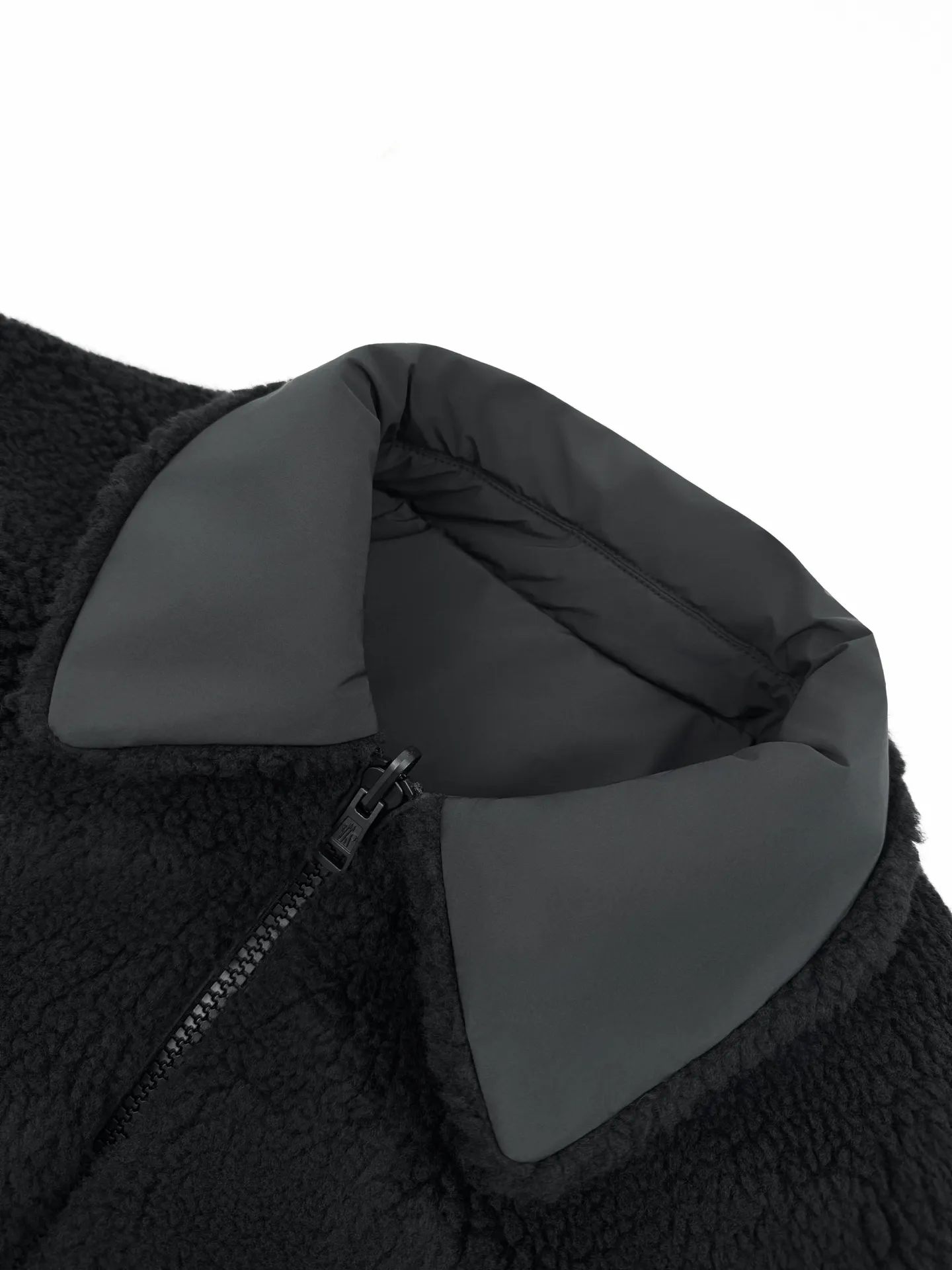 P910 Moncler double-sided pilot down jacket, customized soft matte brocade fabric and teddy velvet, using the new national standard 90 white duck down (welcome to test), full of down, full of warmth, light and fluffy, with a pure and ultimate black tone, exuding an irresistible charm. The fashion code is hidden on both sides to unlock multiple styles. One side is matte like the deep night, cold and neat, outlining modern simplicity. The other side is made of teddy velvet like dark night velvet flowers. Soft and mysterious, smudged with retro warmth, the iconic Moncler logo appears on the sleeves, fully recognizable, the style can be switched at will, free and easy, showing nobility, subverting the traditional avant-garde design, redefining the boundaries of winter fashion, and becoming the most intimate companion in winter. Process 1: Computer mechanical down filling. Prioritize the production of liner pattern to determine the filling area and determine the weight of down per square meter according to the original three-dimensional effect, thereby calculating the amount of down filling for each piece. The computerized down filling machine uses a digital weighing unit to achieve stable measurement. Process 2: Computer template machine lines. The computer template machine's line process shows extremely high neatness and smoothness. The craftsman accurately controls the size during the operation to ensure that each line meets the design requirements. The lines of the entire template are smooth and unified, clean and beautiful. Process 3: Ergonomic three-dimensional cutting. Return to traditional craft techniques through segmentation, folding, shrinking, and stretching techniques. The so-called slow work produces fine work. It is the respect for the material and the pursuit of feel. The workmanship is complex and cumbersome. Slow timeliness and high loss. Process 4: Manual reloading and opening of the bag. For high-density and heavy teddy velvet fabrics, the three-dimensional structure of the bag mouth is accurately lifted out on the back of the fabric through special bone needles. It is a two-stage operation of single-layer basic shaping and multi-layer edge reinforcement. Paving materials: Customized 1:1 Moncler snap button Customized 1:1 Moncler zipper Customized 1:1 Moncler lanyard Customized 1:1 Moncler Chest logo Customized 1:1 Moncler Embroidered logo Customized 1:1 Moncler Trademark Function: Reversible, free to match Size: 1 code 2 codes 3 codes 4 codes Style number: 25357