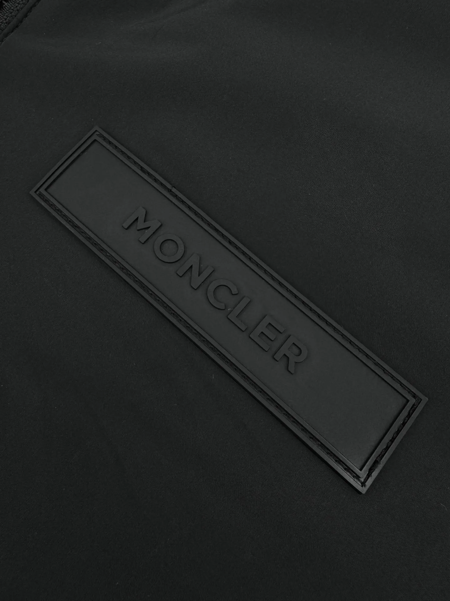 P910 Moncler double-sided pilot down jacket, customized soft matte brocade fabric and teddy velvet, using the new national standard 90 white duck down (welcome to test), full of down, full of warmth, light and fluffy, with a pure and ultimate black tone, exuding an irresistible charm. The fashion code is hidden on both sides to unlock multiple styles. One side is matte like the deep night, cold and neat, outlining modern simplicity. The other side is made of teddy velvet like dark night velvet flowers. Soft and mysterious, smudged with retro warmth, the iconic Moncler logo appears on the sleeves, fully recognizable, the style can be switched at will, free and easy, showing nobility, subverting the traditional avant-garde design, redefining the boundaries of winter fashion, and becoming the most intimate companion in winter. Process 1: Computer mechanical down filling. Prioritize the production of liner pattern to determine the filling area and determine the weight of down per square meter according to the original three-dimensional effect, thereby calculating the amount of down filling for each piece. The computerized down filling machine uses a digital weighing unit to achieve stable measurement. Process 2: Computer template machine lines. The computer template machine's line process shows extremely high neatness and smoothness. The craftsman accurately controls the size during the operation to ensure that each line meets the design requirements. The lines of the entire template are smooth and unified, clean and beautiful. Process 3: Ergonomic three-dimensional cutting. Return to traditional craft techniques through segmentation, folding, shrinking, and stretching techniques. The so-called slow work produces fine work. It is the respect for the material and the pursuit of feel. The workmanship is complex and cumbersome. Slow timeliness and high loss. Process 4: Manual reloading and opening of the bag. For high-density and heavy teddy velvet fabrics, the three-dimensional structure of the bag mouth is accurately lifted out on the back of the fabric through special bone needles. It is a two-stage operation of single-layer basic shaping and multi-layer edge reinforcement. Paving materials: Customized 1:1 Moncler snap button Customized 1:1 Moncler zipper Customized 1:1 Moncler lanyard Customized 1:1 Moncler Chest logo Customized 1:1 Moncler Embroidered logo Customized 1:1 Moncler Trademark Function: Reversible, free to match Size: 1 code 2 codes 3 codes 4 codes Style number: 25357