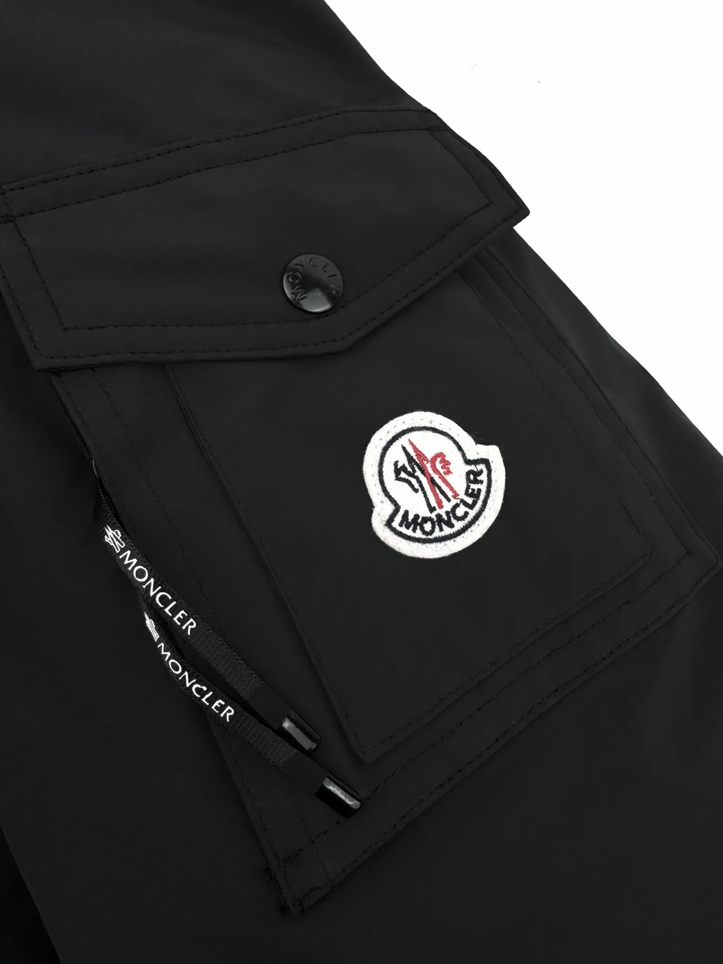 P910 Moncler double-sided pilot down jacket, customized soft matte brocade fabric and teddy velvet, using the new national standard 90 white duck down (welcome to test), full of down, full of warmth, light and fluffy, with a pure and ultimate black tone, exuding an irresistible charm. The fashion code is hidden on both sides to unlock multiple styles. One side is matte like the deep night, cold and neat, outlining modern simplicity. The other side is made of teddy velvet like dark night velvet flowers. Soft and mysterious, smudged with retro warmth, the iconic Moncler logo appears on the sleeves, fully recognizable, the style can be switched at will, free and easy, showing nobility, subverting the traditional avant-garde design, redefining the boundaries of winter fashion, and becoming the most intimate companion in winter. Process 1: Computer mechanical down filling. Prioritize the production of liner pattern to determine the filling area and determine the weight of down per square meter according to the original three-dimensional effect, thereby calculating the amount of down filling for each piece. The computerized down filling machine uses a digital weighing unit to achieve stable measurement. Process 2: Computer template machine lines. The computer template machine's line process shows extremely high neatness and smoothness. The craftsman accurately controls the size during the operation to ensure that each line meets the design requirements. The lines of the entire template are smooth and unified, clean and beautiful. Process 3: Ergonomic three-dimensional cutting. Return to traditional craft techniques through segmentation, folding, shrinking, and stretching techniques. The so-called slow work produces fine work. It is the respect for the material and the pursuit of feel. The workmanship is complex and cumbersome. Slow timeliness and high loss. Process 4: Manual reloading and opening of the bag. For high-density and heavy teddy velvet fabrics, the three-dimensional structure of the bag mouth is accurately lifted out on the back of the fabric through special bone needles. It is a two-stage operation of single-layer basic shaping and multi-layer edge reinforcement. Paving materials: Customized 1:1 Moncler snap button Customized 1:1 Moncler zipper Customized 1:1 Moncler lanyard Customized 1:1 Moncler Chest logo Customized 1:1 Moncler Embroidered logo Customized 1:1 Moncler Trademark Function: Reversible, free to match Size: 1 code 2 codes 3 codes 4 codes Style number: 25357
