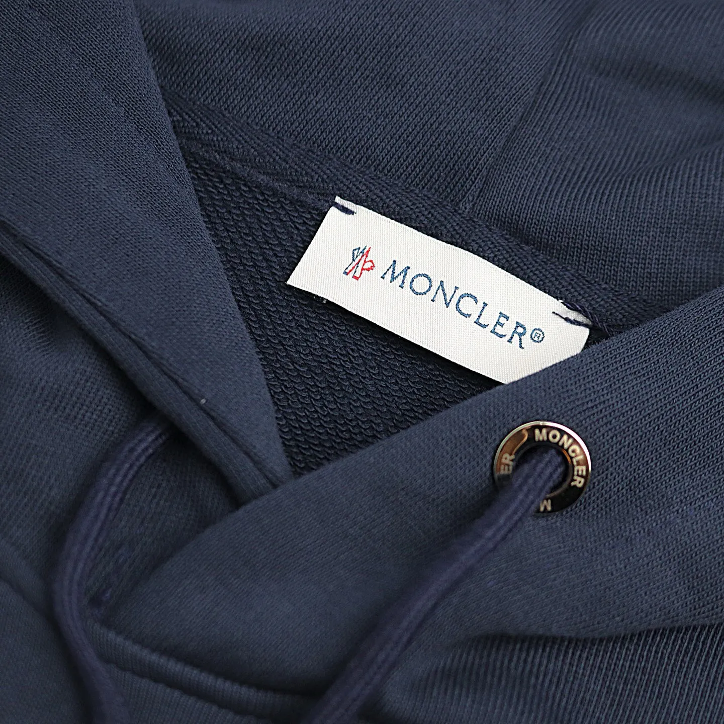 P228 Style number: 851 〈MONCLER〉Basic hooded sweatshirt for Mongolian mouth. The price of Mongolian sweatshirt is actually quite advantageous. Those who have been to the counters should know that the price of Mongolian hooded sweatshirt is not much cheaper than that of Gucci Burberry. It is just relatively low-key and unwilling to hype. It is a picture that you want to buy or not. The aloof existence... ✅Original custom-made with logo eyelets and hood ✅460g 100% cotton wool-eating fabric OS version is too big ✅Matched with the original high-weight double yarn thread ✅Correct three-needle and five-thread craftsmanship Chain edge Color: Black White Royal Blue Sky Blue Size S M L