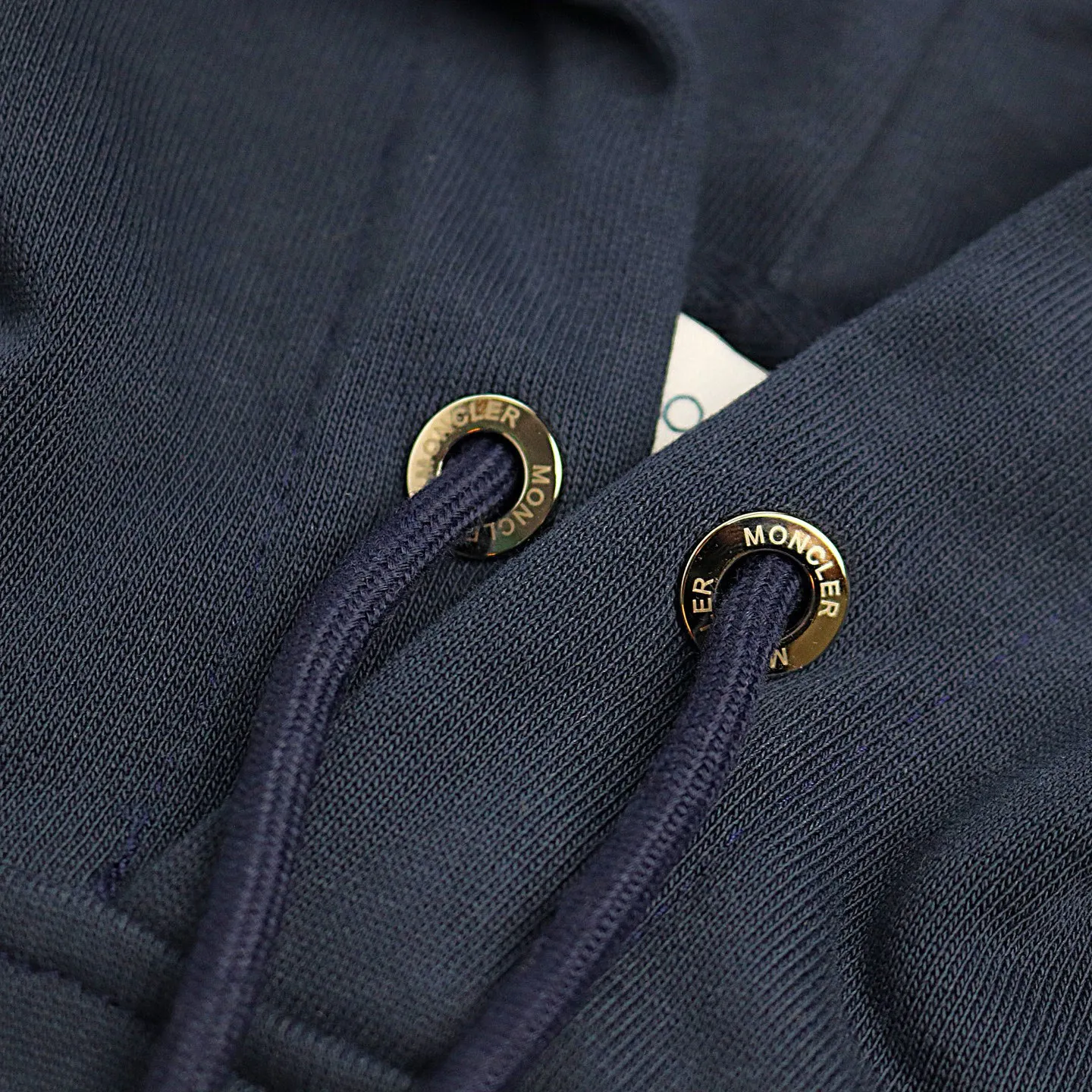 P228 Style number: 851 〈MONCLER〉Basic hooded sweatshirt for Mongolian mouth. The price of Mongolian sweatshirt is actually quite advantageous. Those who have been to the counters should know that the price of Mongolian hooded sweatshirt is not much cheaper than that of Gucci Burberry. It is just relatively low-key and unwilling to hype. It is a picture that you want to buy or not. The aloof existence... ✅Original custom-made with logo eyelets and hood ✅460g 100% cotton wool-eating fabric OS version is too big ✅Matched with the original high-weight double yarn thread ✅Correct three-needle and five-thread craftsmanship Chain edge Color: Black White Royal Blue Sky Blue Size S M L