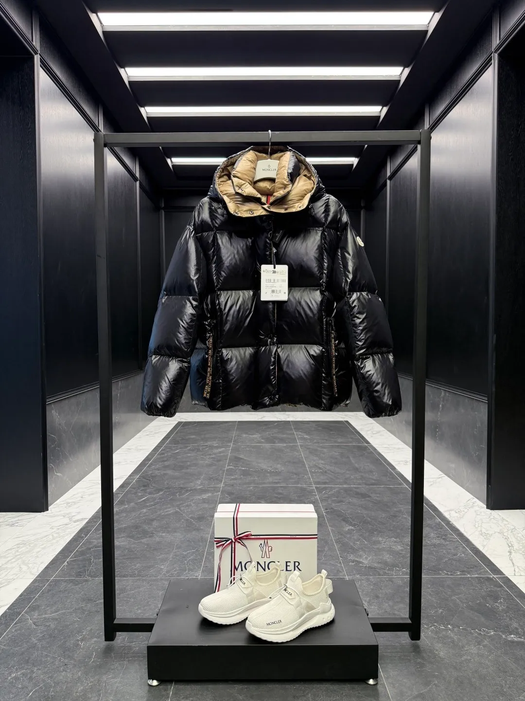 P760 moncler 🌟Co-branded down jacket. Original custom-made hardware accessories are all imported and original customization. Welcome to compare. Absolutely high quality. Use top-grade 90 white duck down. Super soft. Filled with fluffy and full feathers. Super heavy-duty. Fabric workmanship is perfect. Note that the fabric is super comfortable. Exclusive model. Non-market product. Size: 0123