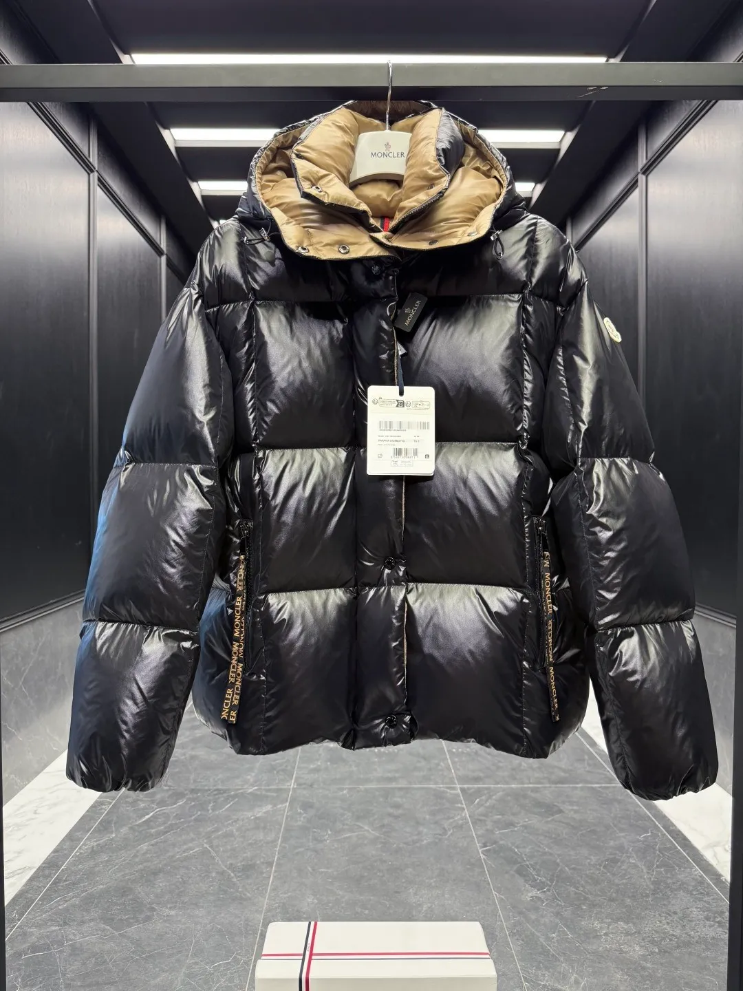 P760 moncler 🌟Co-branded down jacket. Original custom-made hardware accessories are all imported and original customization. Welcome to compare. Absolutely high quality. Use top-grade 90 white duck down. Super soft. Filled with fluffy and full feathers. Super heavy-duty. Fabric workmanship is perfect. Note that the fabric is super comfortable. Exclusive model. Non-market product. Size: 0123