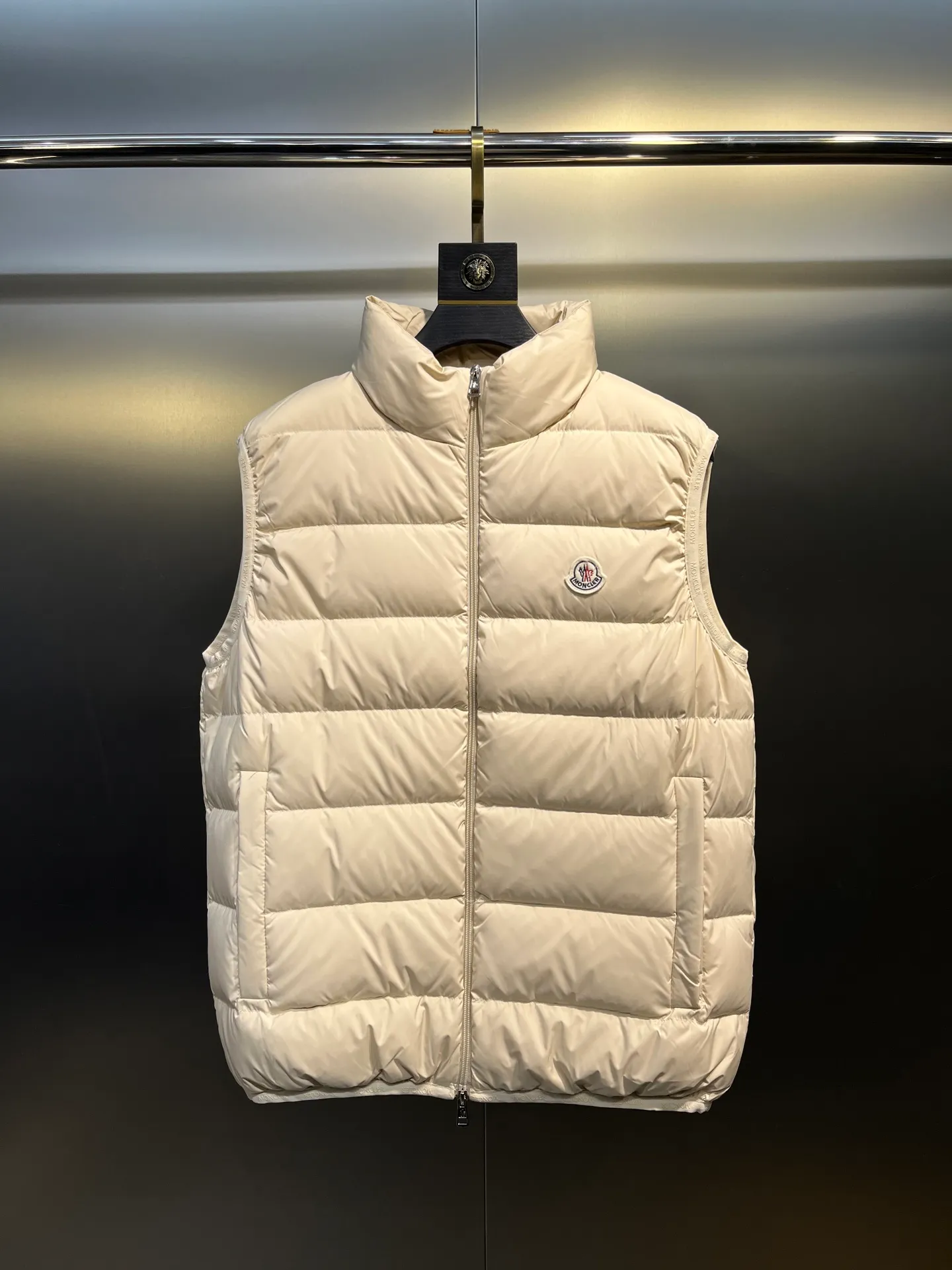 P700 Moncler Contrin🌟Men's Down Stand Collar Vest The Contrin men's down vest is specially designed for daily warmth, with simple and practical details. The Contrin down vest features a sleek, minimalist design with signature subtle details found throughout the men's collection. This basic thermal piece features a stand-up collar, zip pockets and subtle logo trim. This down vest is perfect for layering and can be easily matched with different looks, making it a wardrobe staple. Details size: 12345