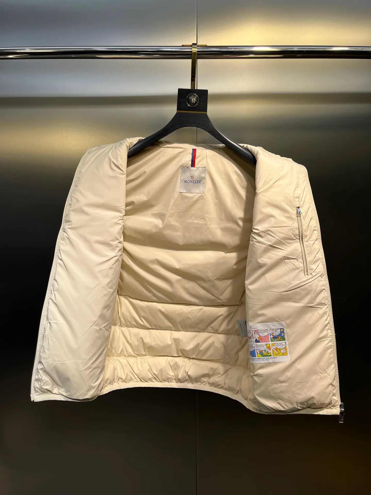P700 Moncler Contrin🌟Men's Down Stand Collar Vest The Contrin men's down vest is specially designed for daily warmth, with simple and practical details. The Contrin down vest features a sleek, minimalist design with signature subtle details found throughout the men's collection. This basic thermal piece features a stand-up collar, zip pockets and subtle logo trim. This down vest is perfect for layering and can be easily matched with different looks, making it a wardrobe staple. Details size: 12345