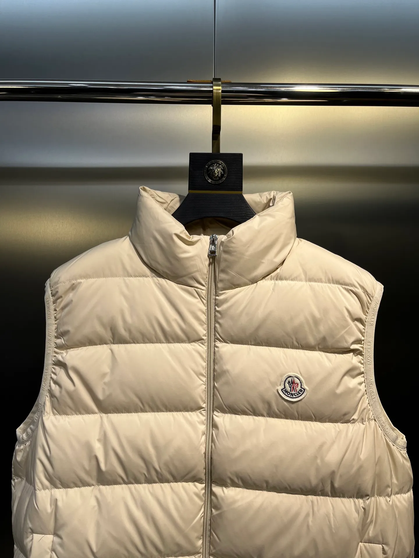 P700 Moncler Contrin🌟Men's Down Stand Collar Vest The Contrin men's down vest is specially designed for daily warmth, with simple and practical details. The Contrin down vest features a sleek, minimalist design with signature subtle details found throughout the men's collection. This basic thermal piece features a stand-up collar, zip pockets and subtle logo trim. This down vest is perfect for layering and can be easily matched with different looks, making it a wardrobe staple. Details size: 12345