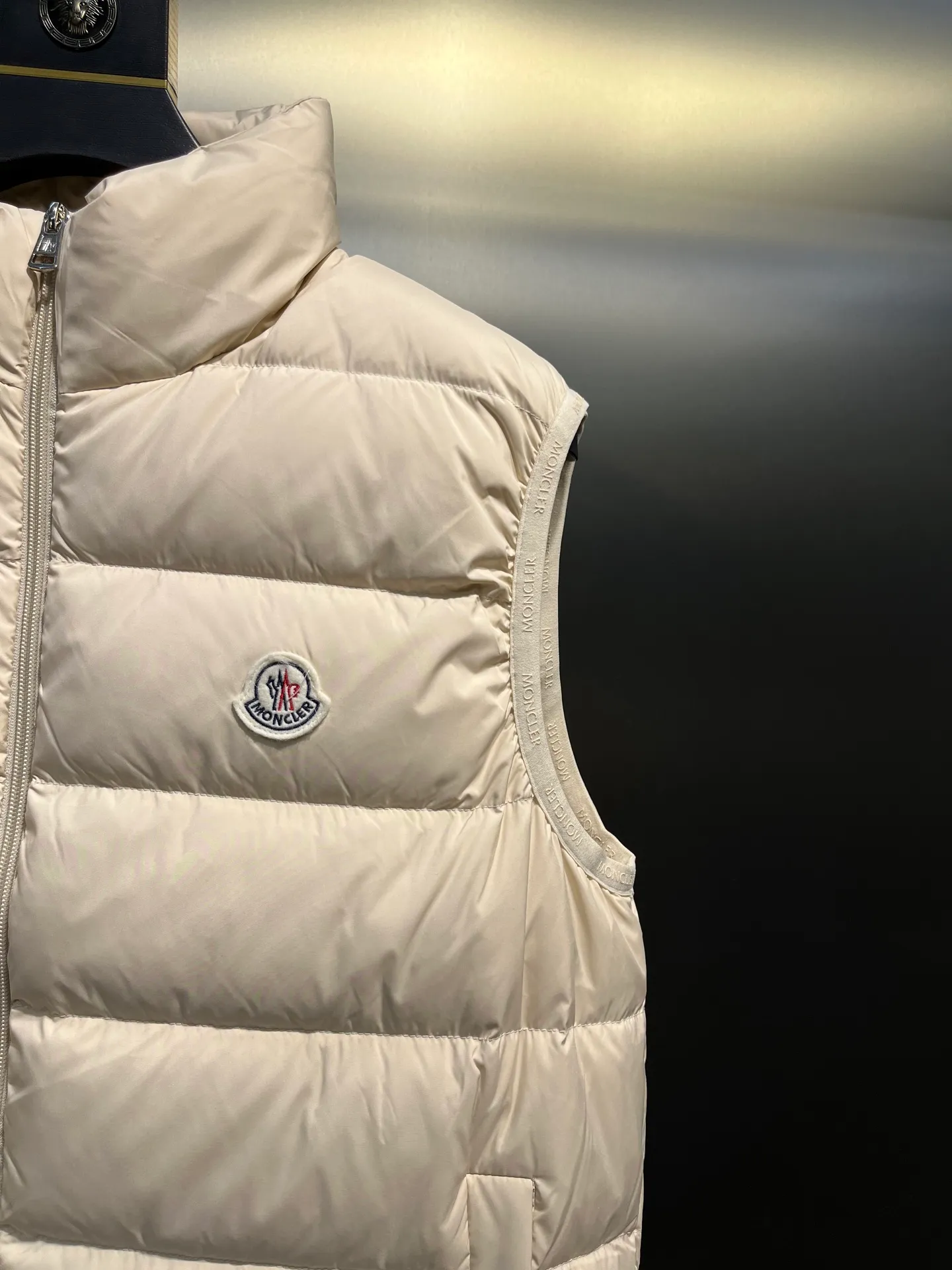 P700 Moncler Contrin🌟Men's Down Stand Collar Vest The Contrin men's down vest is specially designed for daily warmth, with simple and practical details. The Contrin down vest features a sleek, minimalist design with signature subtle details found throughout the men's collection. This basic thermal piece features a stand-up collar, zip pockets and subtle logo trim. This down vest is perfect for layering and can be easily matched with different looks, making it a wardrobe staple. Details size: 12345