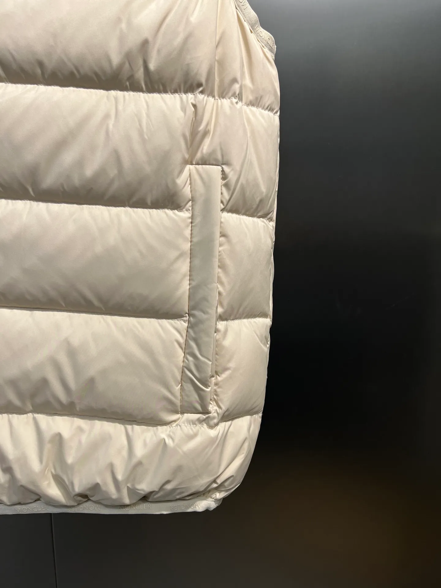 P700 Moncler Contrin🌟Men's Down Stand Collar Vest The Contrin men's down vest is specially designed for daily warmth, with simple and practical details. The Contrin down vest features a sleek, minimalist design with signature subtle details found throughout the men's collection. This basic thermal piece features a stand-up collar, zip pockets and subtle logo trim. This down vest is perfect for layering and can be easily matched with different looks, making it a wardrobe staple. Details size: 12345