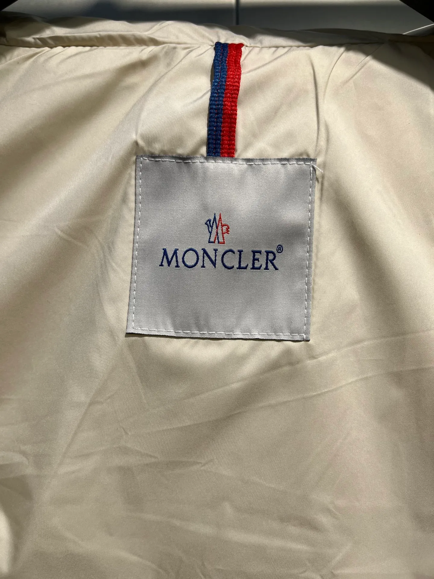 P700 Moncler Contrin🌟Men's Down Stand Collar Vest The Contrin men's down vest is specially designed for daily warmth, with simple and practical details. The Contrin down vest features a sleek, minimalist design with signature subtle details found throughout the men's collection. This basic thermal piece features a stand-up collar, zip pockets and subtle logo trim. This down vest is perfect for layering and can be easily matched with different looks, making it a wardrobe staple. Details size: 12345