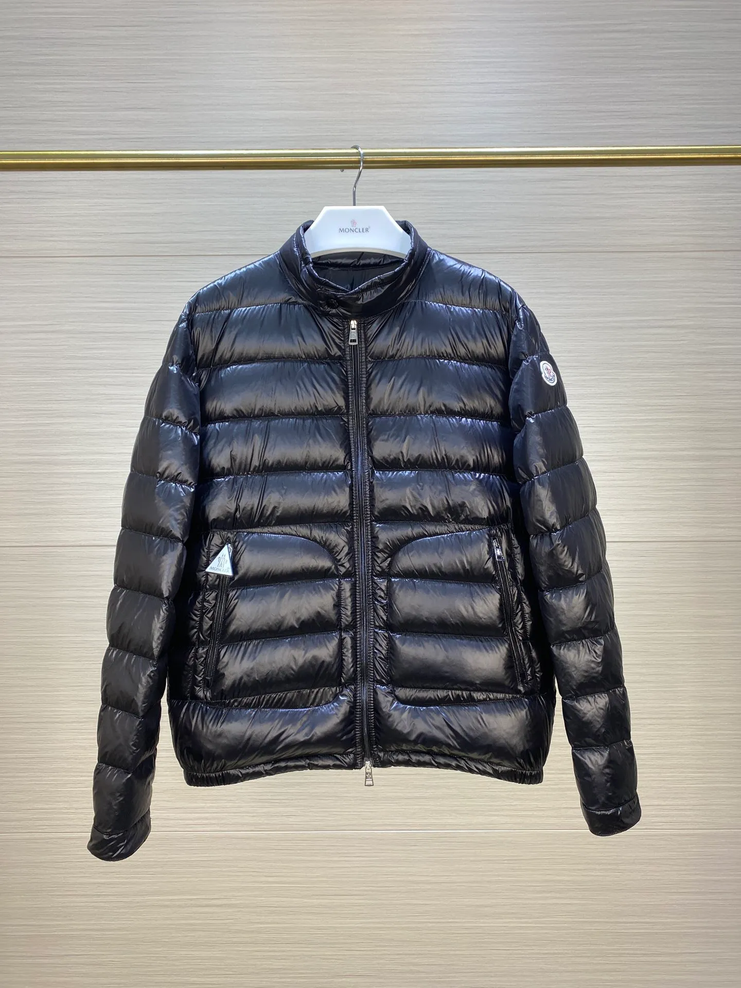 P600 The latest 🔥🔥🌟🆕moncler/Moncler men's light down jacket [Moncler's top brand, the treasure of the store] late arrival of good products and good styles! Meng Mouth Ace Channel List, the most classic and popular Acorus down stand collar men's light down jacket 😄 Black 1 2 3 4 5