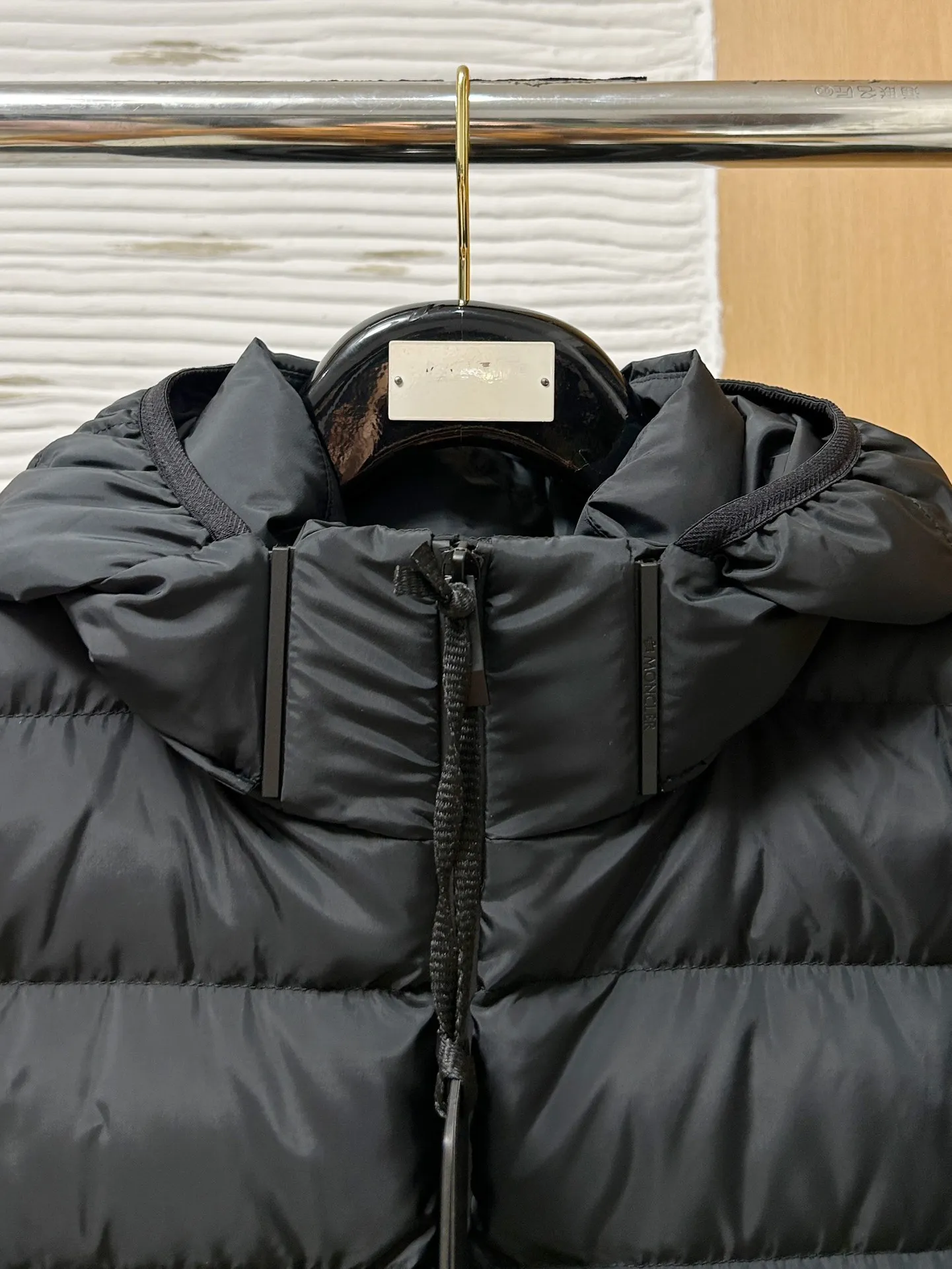 P880 Moncler 2024 early autumn new product Jeluz men's short down jacket has become the focus of the fashion industry with its unique design and excellent quality. This jacket features a detachable hood design, which provides the wearer with more matching options and also increases practicality. The jacket is filled with 90 goose down, which has excellent thermal insulation properties and is very light and will not put a heavy burden on the wearer. This makes it perfect for business trips and other occasions, as it can keep you warm while showing off the wearer’s mature demeanor! 1-5
