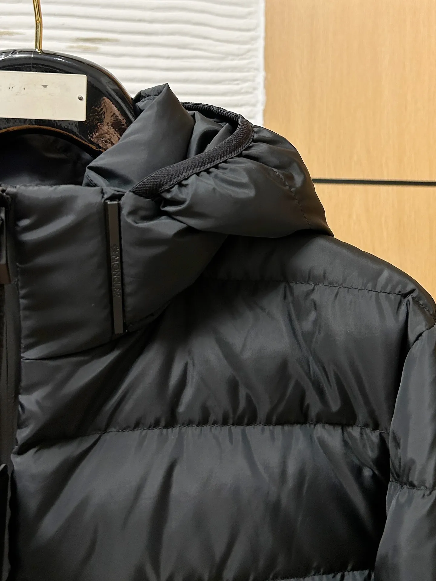 P880 Moncler 2024 early autumn new product Jeluz men's short down jacket has become the focus of the fashion industry with its unique design and excellent quality. This jacket features a detachable hood design, which provides the wearer with more matching options and also increases practicality. The jacket is filled with 90 goose down, which has excellent thermal insulation properties and is very light and will not put a heavy burden on the wearer. This makes it perfect for business trips and other occasions, as it can keep you warm while showing off the wearer’s mature demeanor! 1-5