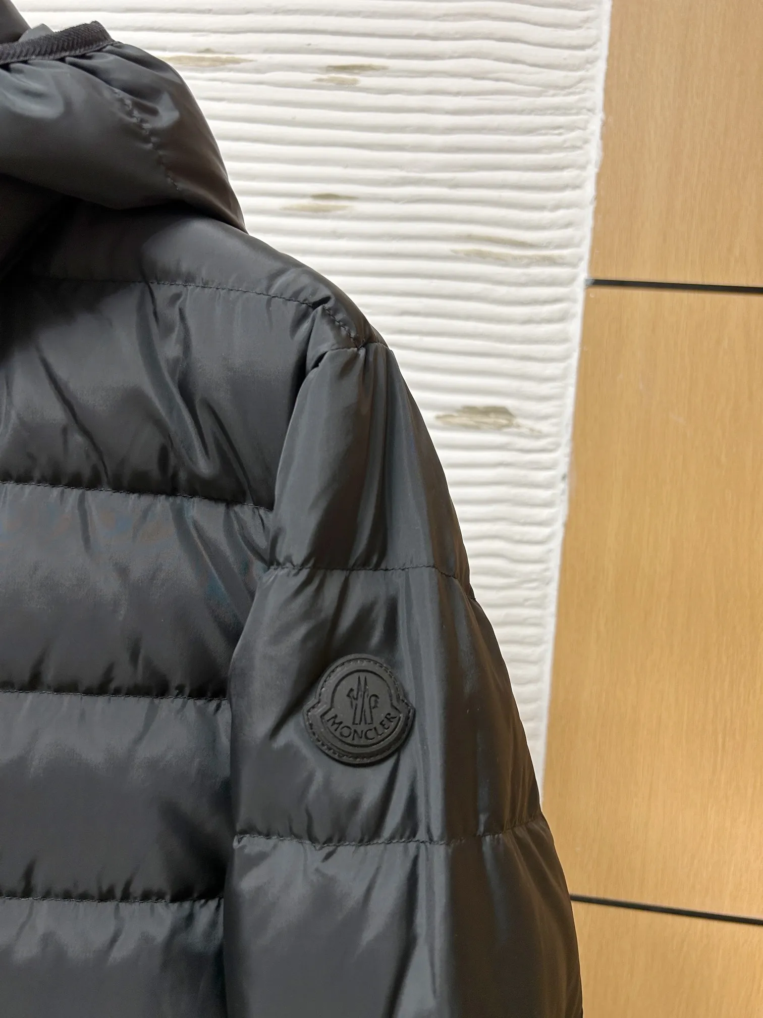 P880 Moncler 2024 early autumn new product Jeluz men's short down jacket has become the focus of the fashion industry with its unique design and excellent quality. This jacket features a detachable hood design, which provides the wearer with more matching options and also increases practicality. The jacket is filled with 90 goose down, which has excellent thermal insulation properties and is very light and will not put a heavy burden on the wearer. This makes it perfect for business trips and other occasions, as it can keep you warm while showing off the wearer’s mature demeanor! 1-5