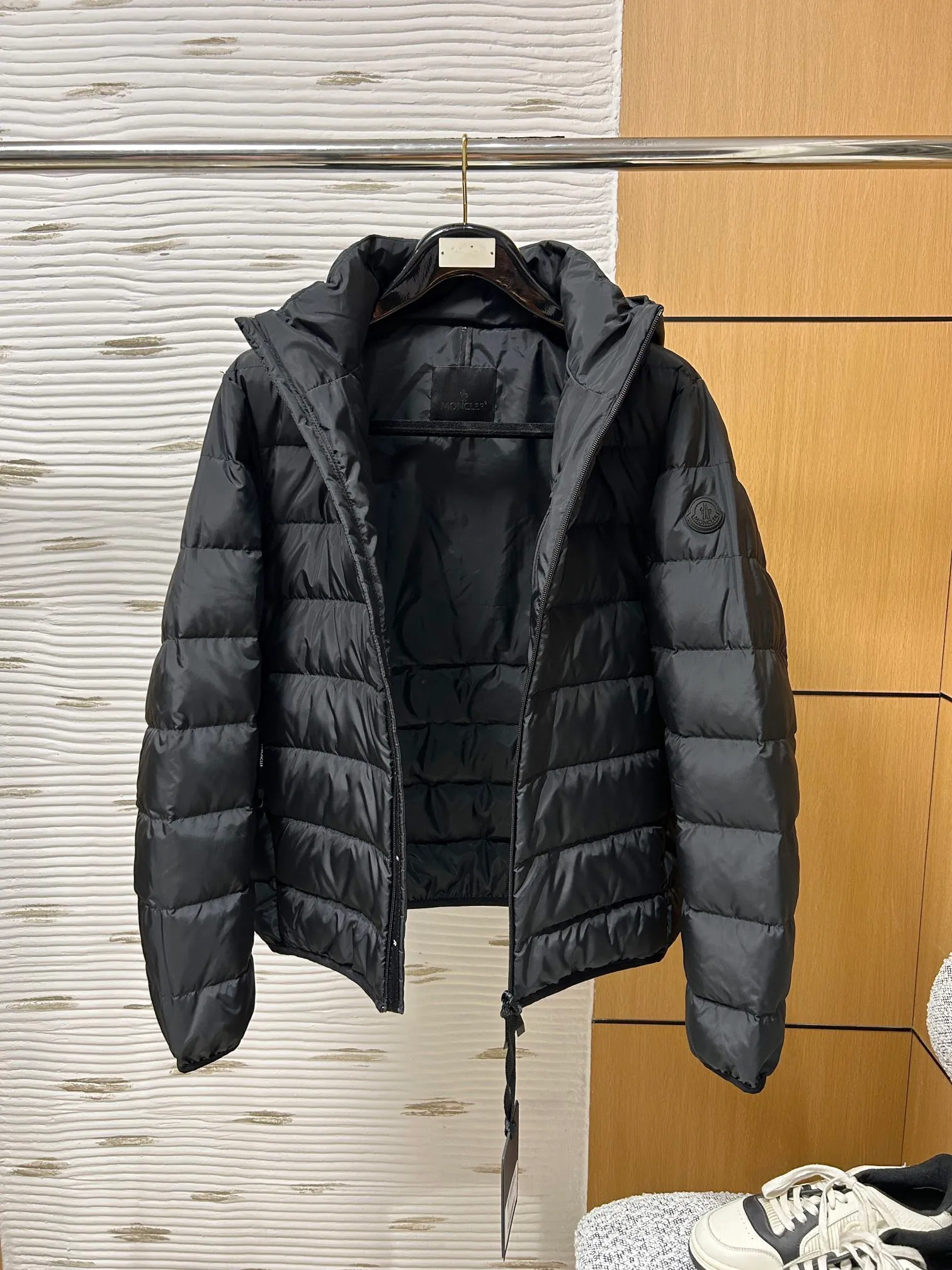 P880 Moncler 2024 early autumn new product Jeluz men's short down jacket has become the focus of the fashion industry with its unique design and excellent quality. This jacket features a detachable hood design, which provides the wearer with more matching options and also increases practicality. The jacket is filled with 90 goose down, which has excellent thermal insulation properties and is very light and will not put a heavy burden on the wearer. This makes it perfect for business trips and other occasions, as it can keep you warm while showing off the wearer’s mature demeanor! 1-5
