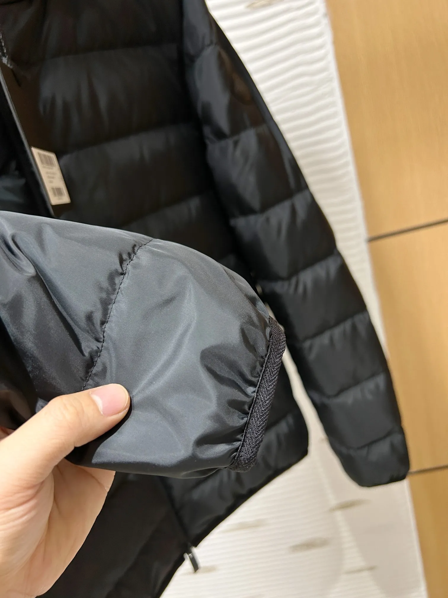 P880 Moncler 2024 early autumn new product Jeluz men's short down jacket has become the focus of the fashion industry with its unique design and excellent quality. This jacket features a detachable hood design, which provides the wearer with more matching options and also increases practicality. The jacket is filled with 90 goose down, which has excellent thermal insulation properties and is very light and will not put a heavy burden on the wearer. This makes it perfect for business trips and other occasions, as it can keep you warm while showing off the wearer’s mature demeanor! 1-5