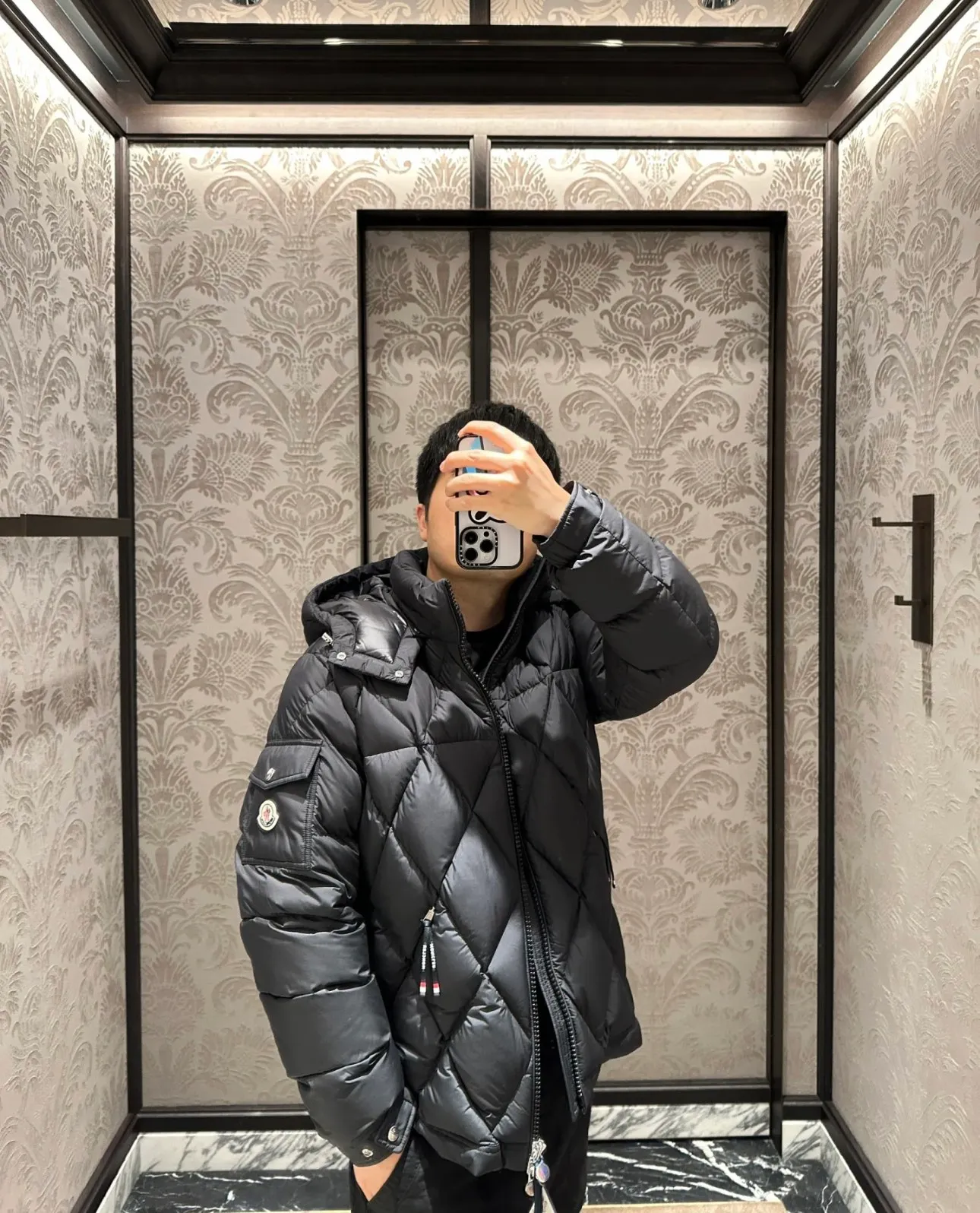P840 Chiped Premium Down Moncler Averole Short Men's Diamond Check Down Jacket Jacket. Premium goose down filling. Original matching hardware. The Averole Men's Short Down Jacket features an eye-catching stitching pattern that combines diamond quilted yoke and long square quilted body. The Averole Men's Short Down Jacket features an eye-catching stitching pattern, diamond-quilted yoke and long checkered quilting throughout. Made from stretch nylon and features a removable hood, pockets and two-way zip fly. Details •Made from stretch nylon fabric •Stretch nylon lining •Down filling •Detachable and adjustable hood with press studs and drawstring •Diamond quilted yoke •Zip closure •Zip pockets •Adjustable cuffs with press studs •Fleece felt logo Size: 1-5 Black White