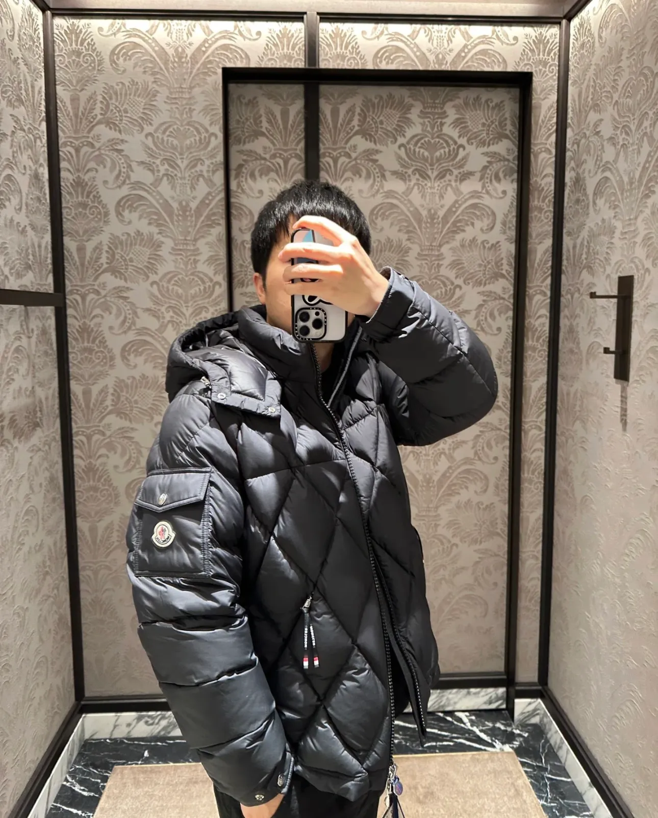 P840 Chiped Premium Down Moncler Averole Short Men's Diamond Check Down Jacket Jacket. Premium goose down filling. Original matching hardware. The Averole Men's Short Down Jacket features an eye-catching stitching pattern that combines diamond quilted yoke and long square quilted body. The Averole Men's Short Down Jacket features an eye-catching stitching pattern, diamond-quilted yoke and long checkered quilting throughout. Made from stretch nylon and features a removable hood, pockets and two-way zip fly. Details •Made from stretch nylon fabric •Stretch nylon lining •Down filling •Detachable and adjustable hood with press studs and drawstring •Diamond quilted yoke •Zip closure •Zip pockets •Adjustable cuffs with press studs •Fleece felt logo Size: 1-5 Black White