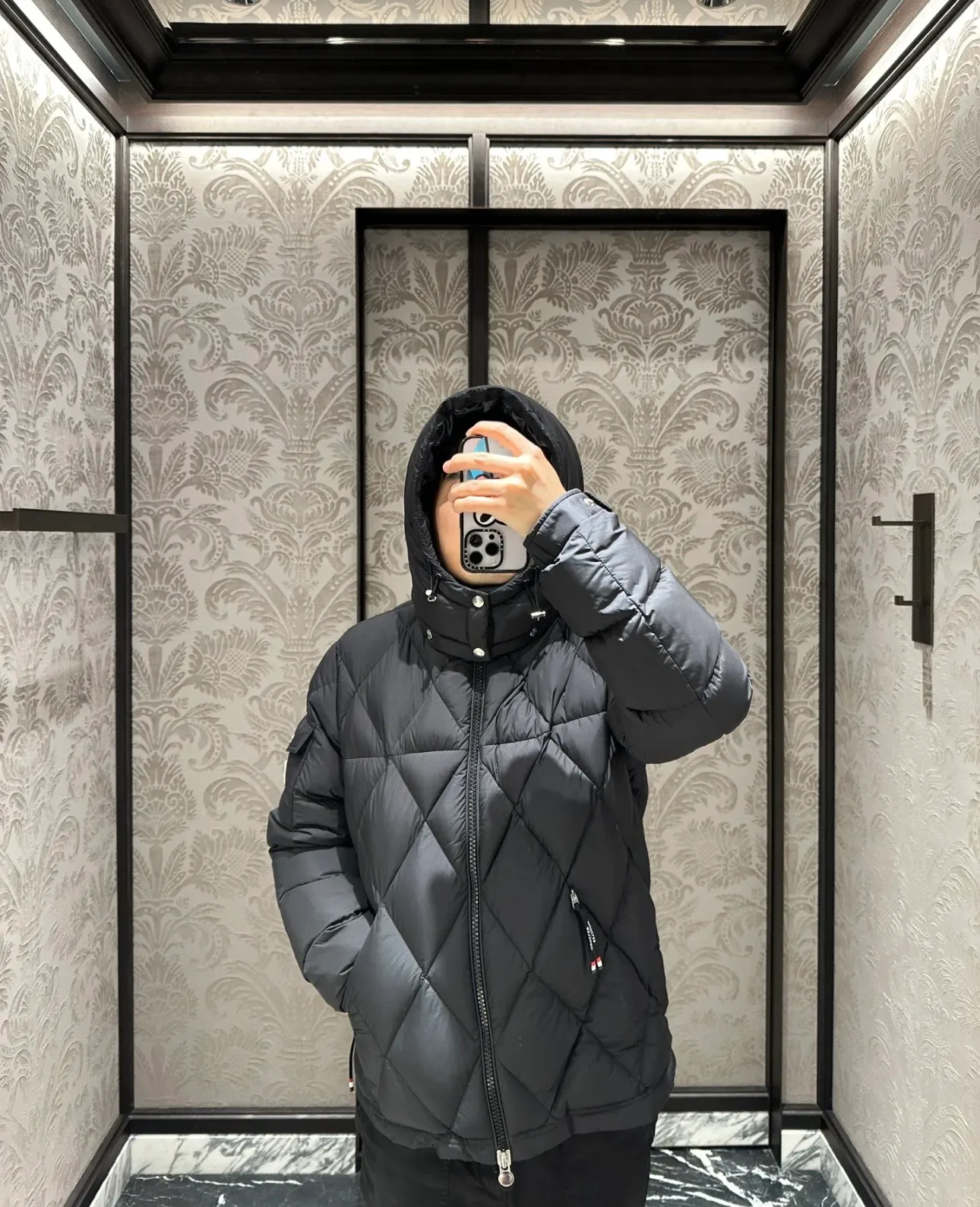P840 Chiped Premium Down Moncler Averole Short Men's Diamond Check Down Jacket Jacket. Premium goose down filling. Original matching hardware. The Averole Men's Short Down Jacket features an eye-catching stitching pattern that combines diamond quilted yoke and long square quilted body. The Averole Men's Short Down Jacket features an eye-catching stitching pattern, diamond-quilted yoke and long checkered quilting throughout. Made from stretch nylon and features a removable hood, pockets and two-way zip fly. Details •Made from stretch nylon fabric •Stretch nylon lining •Down filling •Detachable and adjustable hood with press studs and drawstring •Diamond quilted yoke •Zip closure •Zip pockets •Adjustable cuffs with press studs •Fleece felt logo Size: 1-5 Black White