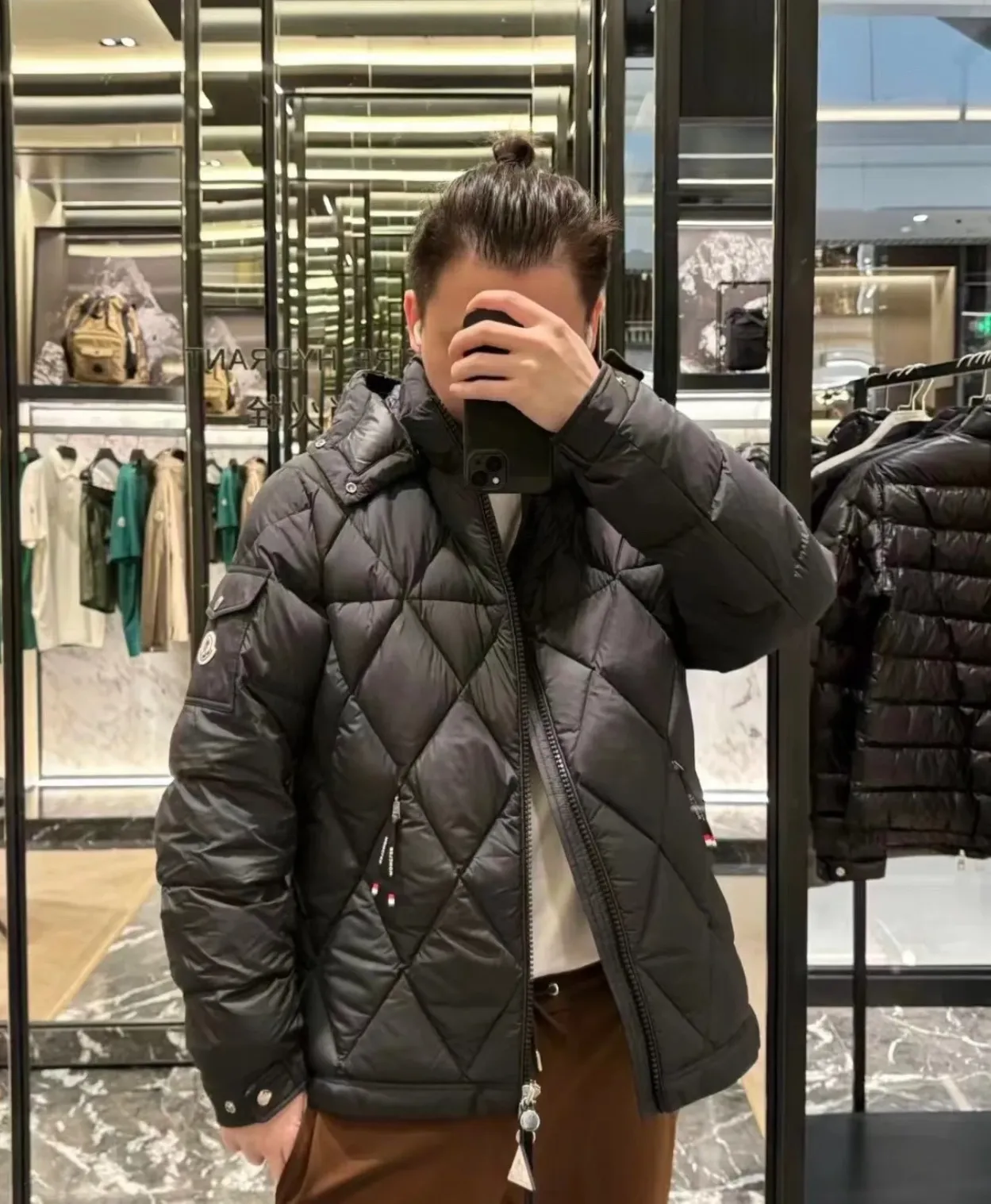 P840 Chiped Premium Down Moncler Averole Short Men's Diamond Check Down Jacket Jacket. Premium goose down filling. Original matching hardware. The Averole Men's Short Down Jacket features an eye-catching stitching pattern that combines diamond quilted yoke and long square quilted body. The Averole Men's Short Down Jacket features an eye-catching stitching pattern, diamond-quilted yoke and long checkered quilting throughout. Made from stretch nylon and features a removable hood, pockets and two-way zip fly. Details •Made from stretch nylon fabric •Stretch nylon lining •Down filling •Detachable and adjustable hood with press studs and drawstring •Diamond quilted yoke •Zip closure •Zip pockets •Adjustable cuffs with press studs •Fleece felt logo Size: 1-5 Black White
