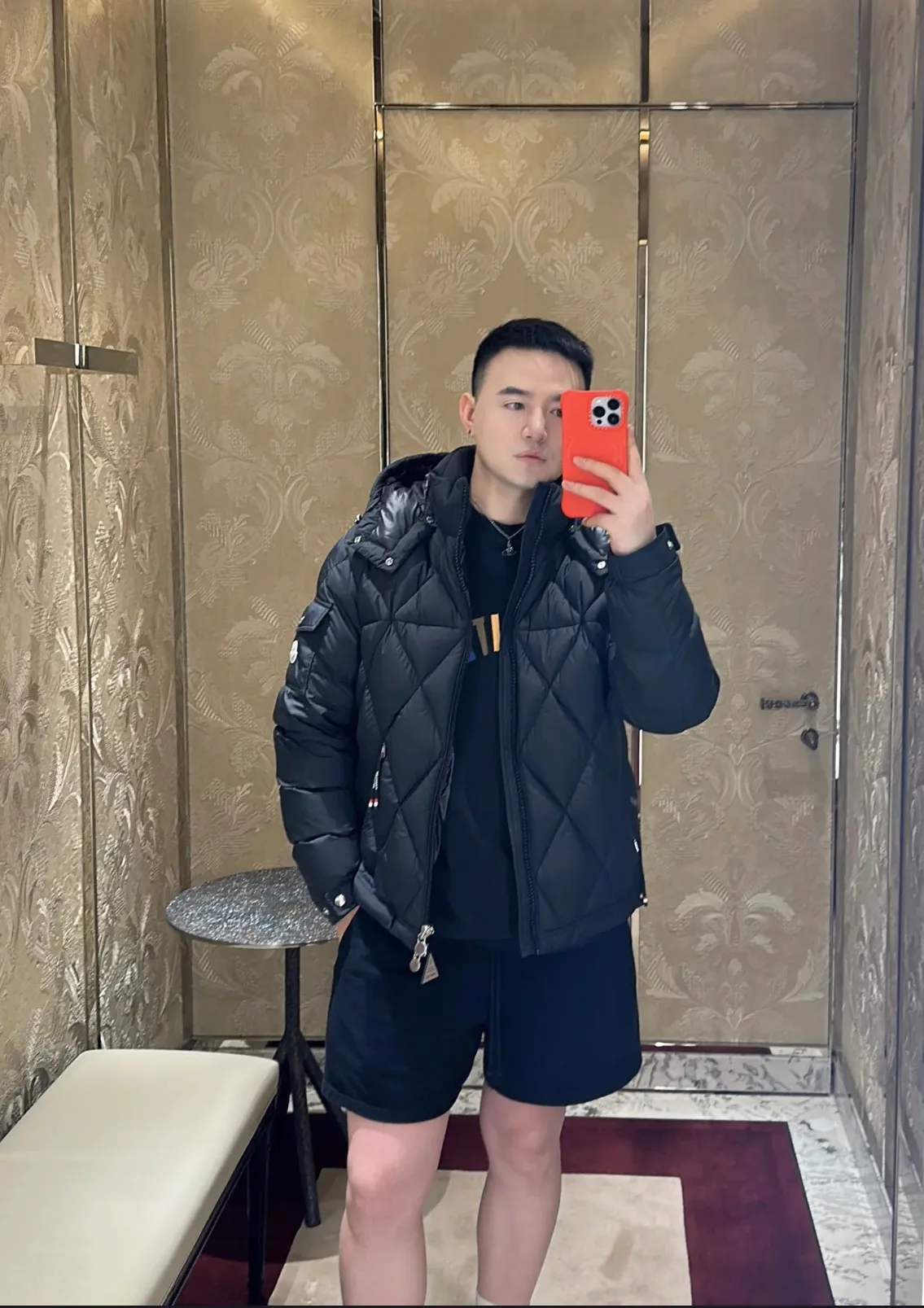 P840 Chiped Premium Down Moncler Averole Short Men's Diamond Check Down Jacket Jacket. Premium goose down filling. Original matching hardware. The Averole Men's Short Down Jacket features an eye-catching stitching pattern that combines diamond quilted yoke and long square quilted body. The Averole Men's Short Down Jacket features an eye-catching stitching pattern, diamond-quilted yoke and long checkered quilting throughout. Made from stretch nylon and features a removable hood, pockets and two-way zip fly. Details •Made from stretch nylon fabric •Stretch nylon lining •Down filling •Detachable and adjustable hood with press studs and drawstring •Diamond quilted yoke •Zip closure •Zip pockets •Adjustable cuffs with press studs •Fleece felt logo Size: 1-5 Black White