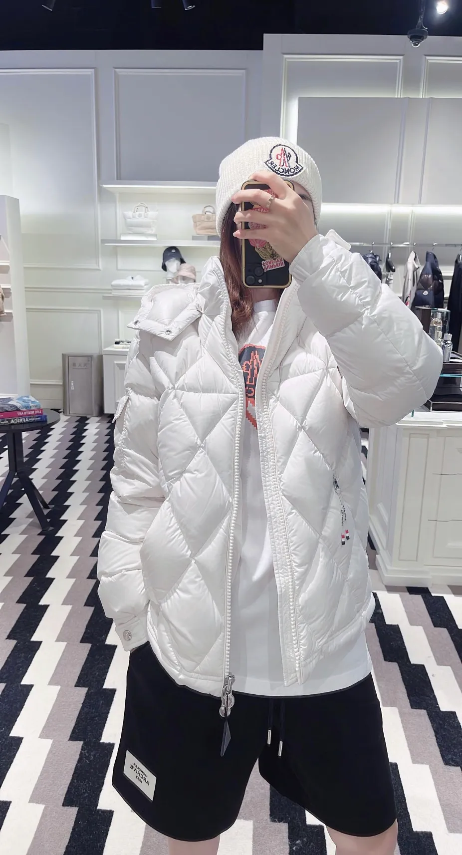 P840 Chiped Premium Down Moncler Averole Short Men's Diamond Check Down Jacket Jacket. Premium goose down filling. Original matching hardware. The Averole Men's Short Down Jacket features an eye-catching stitching pattern that combines diamond quilted yoke and long square quilted body. The Averole Men's Short Down Jacket features an eye-catching stitching pattern, diamond-quilted yoke and long checkered quilting throughout. Made from stretch nylon and features a removable hood, pockets and two-way zip fly. Details •Made from stretch nylon fabric •Stretch nylon lining •Down filling •Detachable and adjustable hood with press studs and drawstring •Diamond quilted yoke •Zip closure •Zip pockets •Adjustable cuffs with press studs •Fleece felt logo Size: 1-5 Black White
