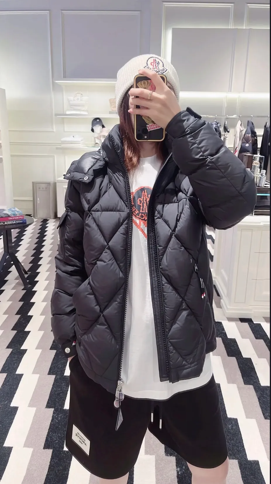 P840 Chiped Premium Down Moncler Averole Short Men's Diamond Check Down Jacket Jacket. Premium goose down filling. Original matching hardware. The Averole Men's Short Down Jacket features an eye-catching stitching pattern that combines diamond quilted yoke and long square quilted body. The Averole Men's Short Down Jacket features an eye-catching stitching pattern, diamond-quilted yoke and long checkered quilting throughout. Made from stretch nylon and features a removable hood, pockets and two-way zip fly. Details •Made from stretch nylon fabric •Stretch nylon lining •Down filling •Detachable and adjustable hood with press studs and drawstring •Diamond quilted yoke •Zip closure •Zip pockets •Adjustable cuffs with press studs •Fleece felt logo Size: 1-5 Black White