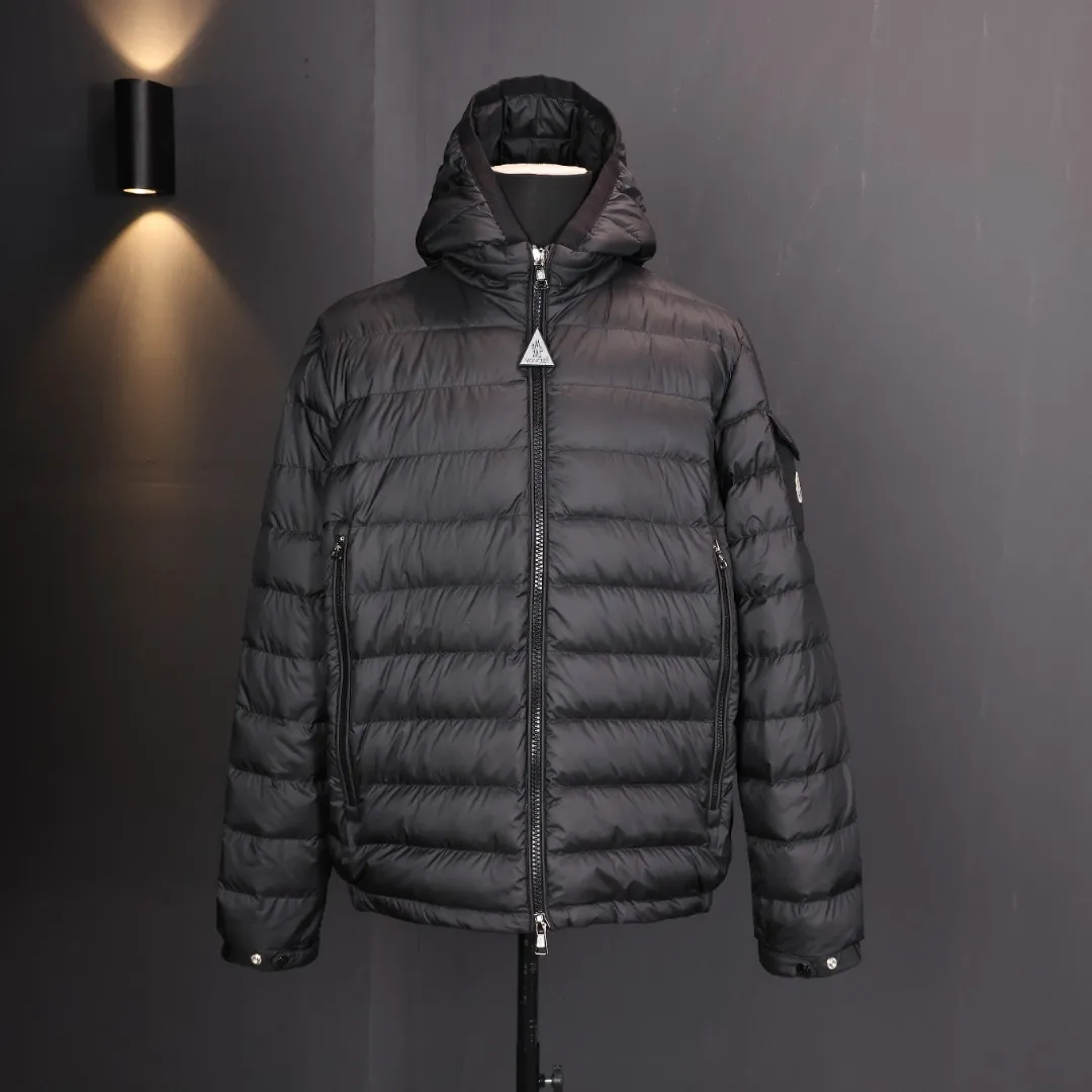 P800 Moncler matte rib down jacket Moncler's classic matte rib down jacket, with its iconic vertical quilting design, is light and warm! It is filled with high-quality goose down and has a matte water-repellent nylon outer layer. It is both fashionable and practical. The hooded design + zipper pocket is suitable for daily commuting or outdoor use, and can easily cope with low temperatures in winter.