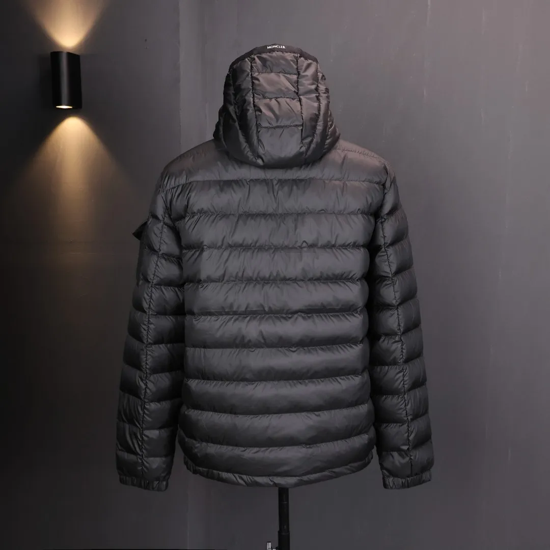 P800 Moncler matte rib down jacket Moncler's classic matte rib down jacket, with its iconic vertical quilting design, is light and warm! It is filled with high-quality goose down and has a matte water-repellent nylon outer layer. It is both fashionable and practical. The hooded design + zipper pocket is suitable for daily commuting or outdoor use, and can easily cope with low temperatures in winter.