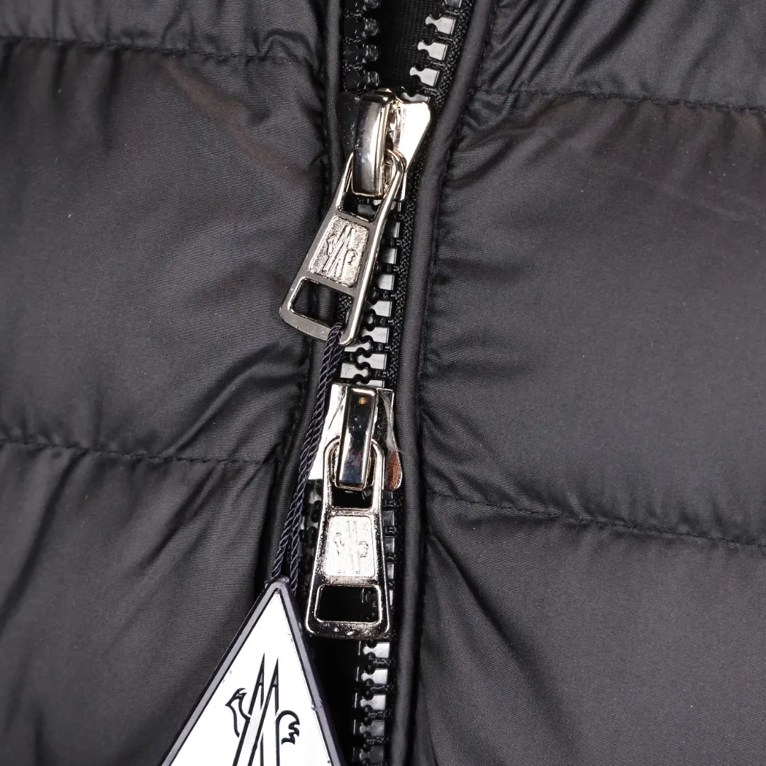 P800 Moncler matte rib down jacket Moncler's classic matte rib down jacket, with its iconic vertical quilting design, is light and warm! It is filled with high-quality goose down and has a matte water-repellent nylon outer layer. It is both fashionable and practical. The hooded design + zipper pocket is suitable for daily commuting or outdoor use, and can easily cope with low temperatures in winter.