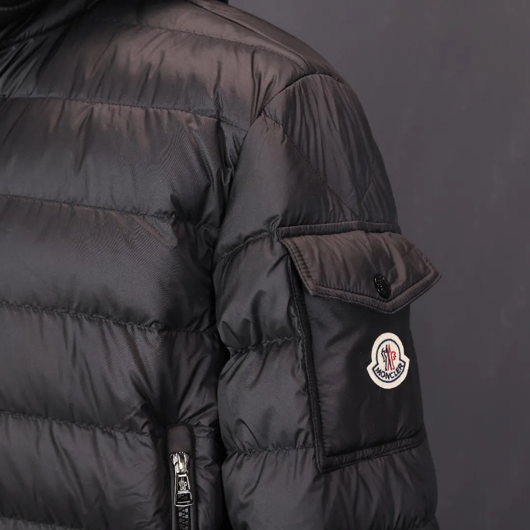 P800 Moncler matte rib down jacket Moncler's classic matte rib down jacket, with its iconic vertical quilting design, is light and warm! It is filled with high-quality goose down and has a matte water-repellent nylon outer layer. It is both fashionable and practical. The hooded design + zipper pocket is suitable for daily commuting or outdoor use, and can easily cope with low temperatures in winter.