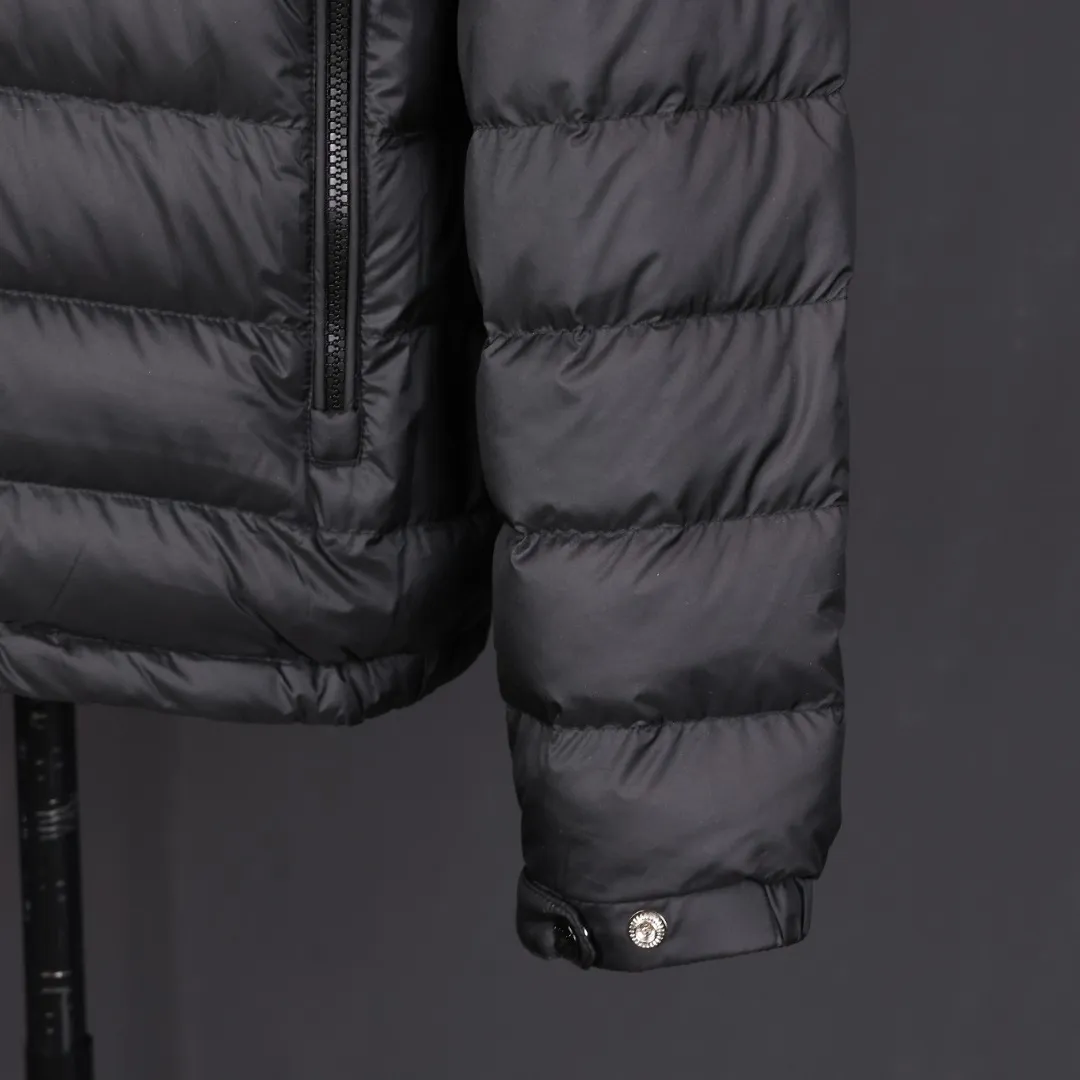 P800 Moncler matte rib down jacket Moncler's classic matte rib down jacket, with its iconic vertical quilting design, is light and warm! It is filled with high-quality goose down and has a matte water-repellent nylon outer layer. It is both fashionable and practical. The hooded design + zipper pocket is suitable for daily commuting or outdoor use, and can easily cope with low temperatures in winter.