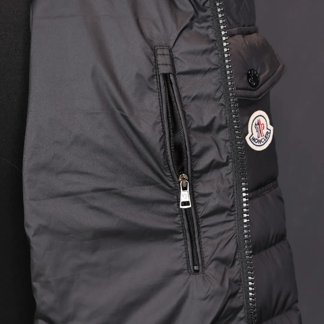 P800 Moncler matte rib down jacket Moncler's classic matte rib down jacket, with its iconic vertical quilting design, is light and warm! It is filled with high-quality goose down and has a matte water-repellent nylon outer layer. It is both fashionable and practical. The hooded design + zipper pocket is suitable for daily commuting or outdoor use, and can easily cope with low temperatures in winter.