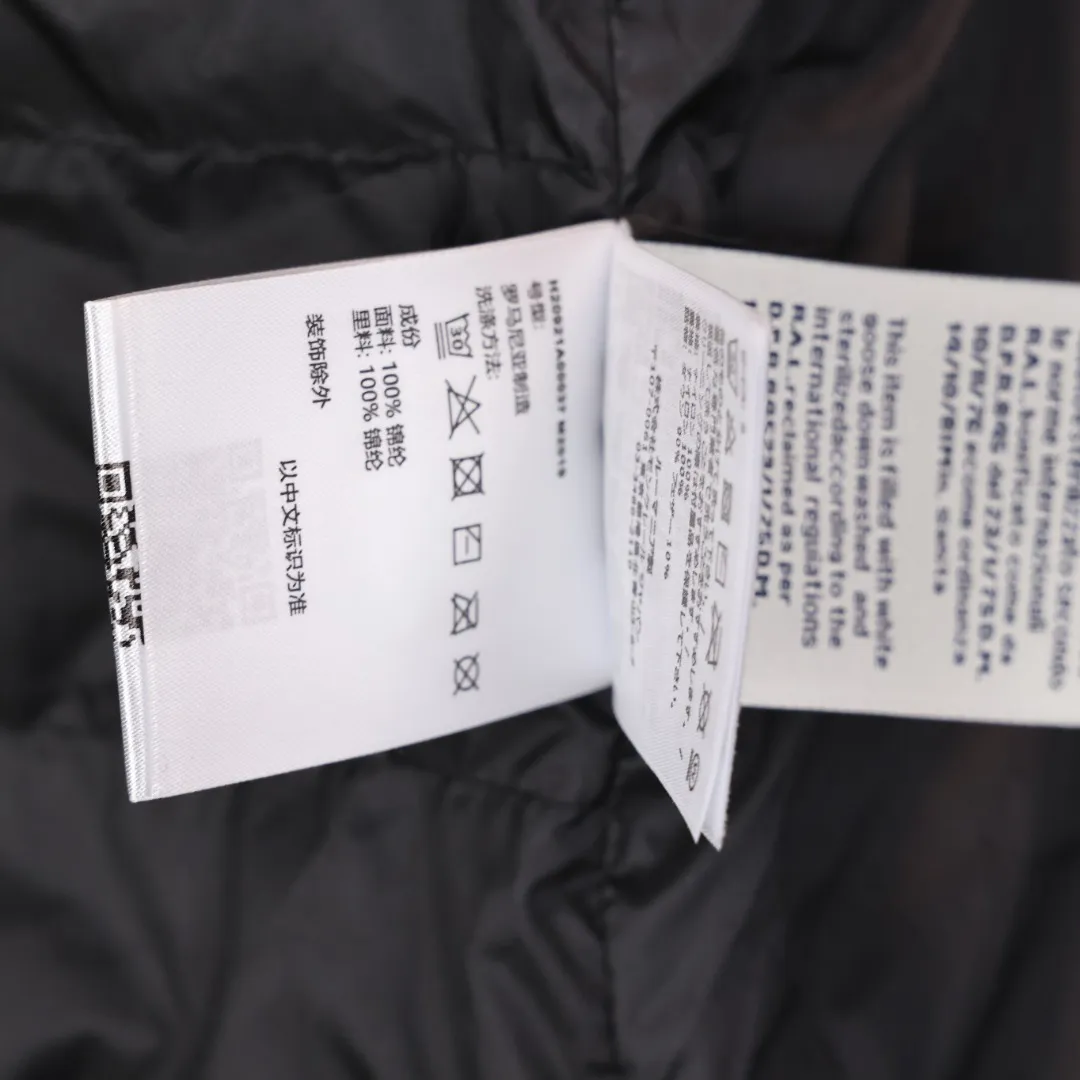 P800 Moncler matte rib down jacket Moncler's classic matte rib down jacket, with its iconic vertical quilting design, is light and warm! It is filled with high-quality goose down and has a matte water-repellent nylon outer layer. It is both fashionable and practical. The hooded design + zipper pocket is suitable for daily commuting or outdoor use, and can easily cope with low temperatures in winter.