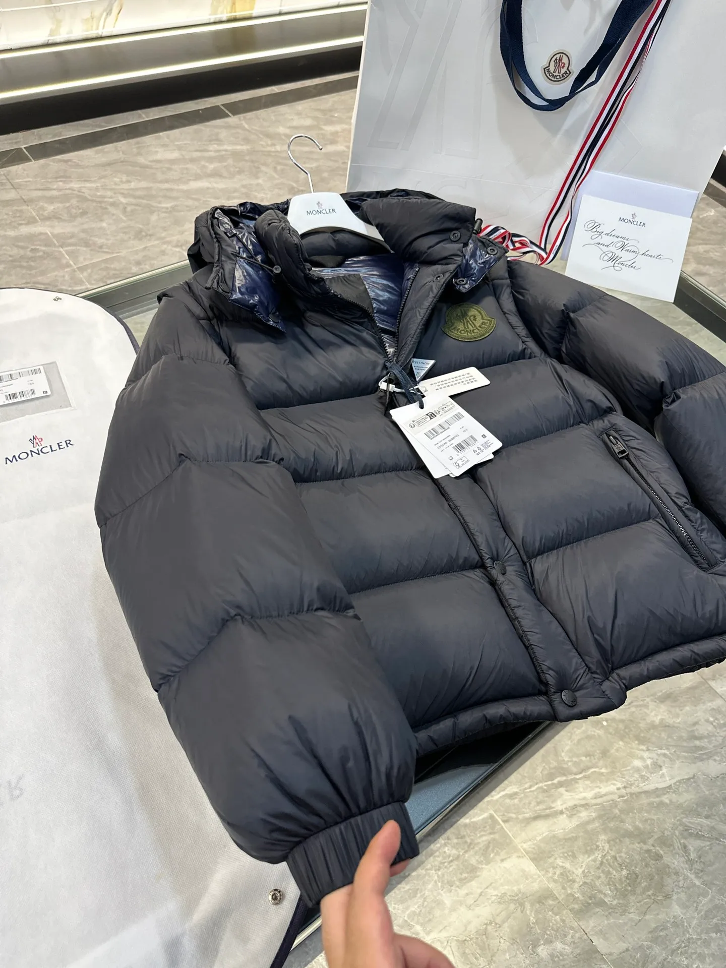Moncler Cyclone 2-in-1 down jacket. Real-life video display. One piece of clothing can be worn in multiple ways. More details are displayed. P860