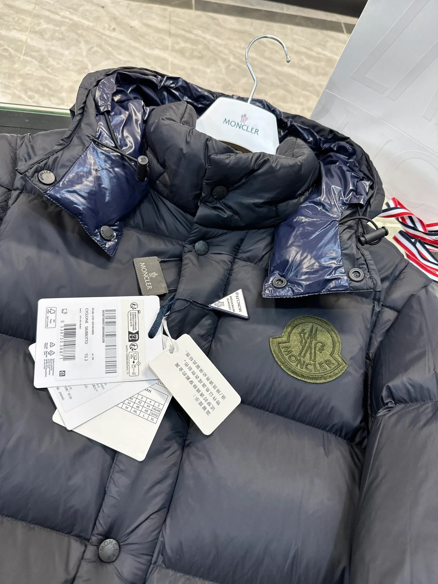 Moncler Cyclone 2-in-1 down jacket. Real-life video display. One piece of clothing can be worn in multiple ways. More details are displayed. P860