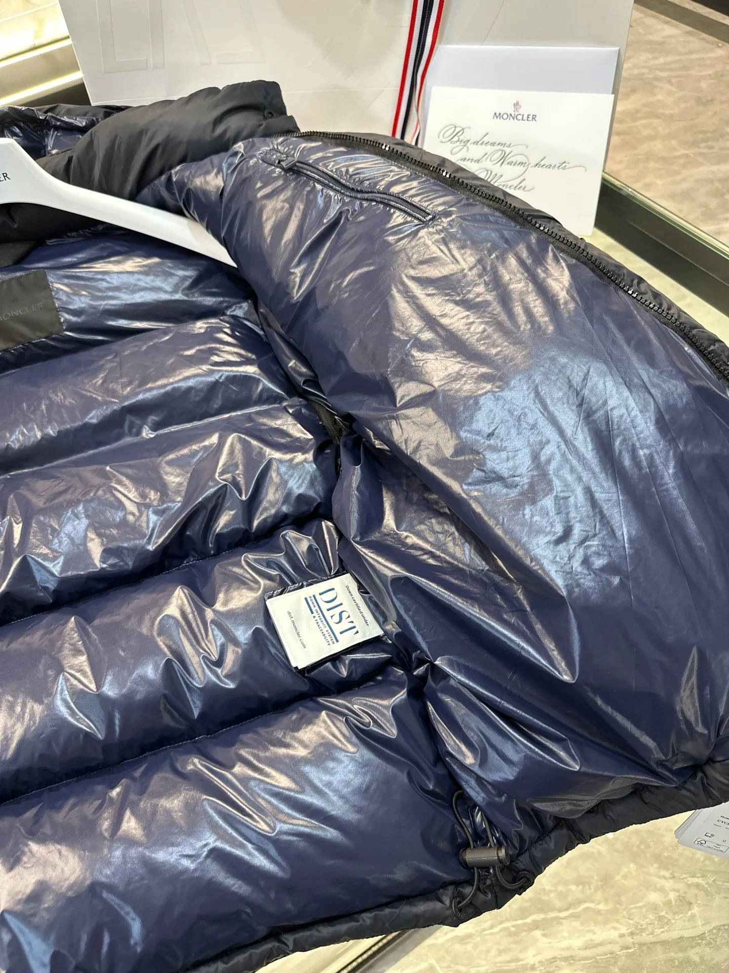 Moncler Cyclone 2-in-1 down jacket. Real-life video display. One piece of clothing can be worn in multiple ways. More details are displayed. P860