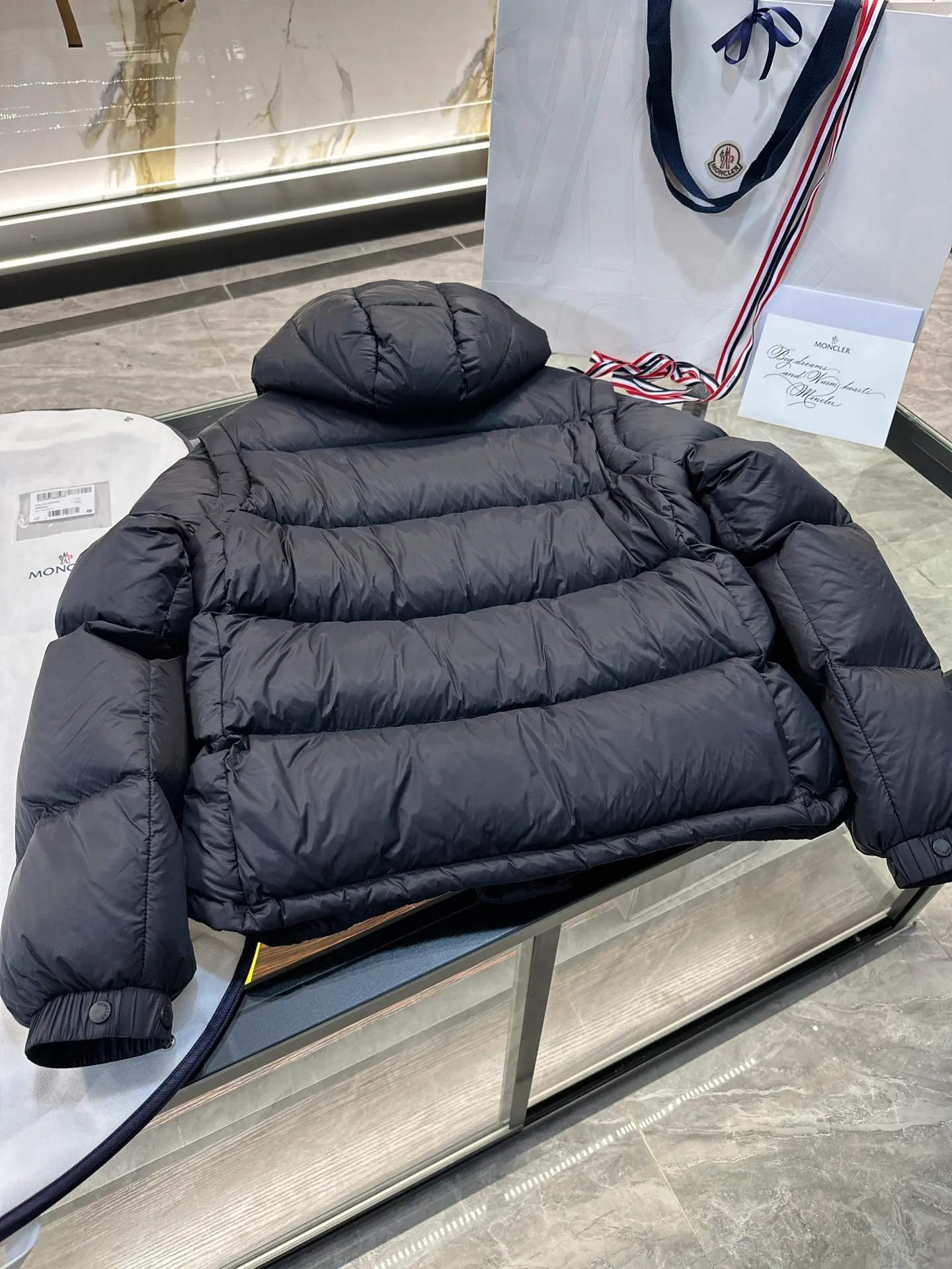 Moncler Cyclone 2-in-1 down jacket. Real-life video display. One piece of clothing can be worn in multiple ways. More details are displayed. P860