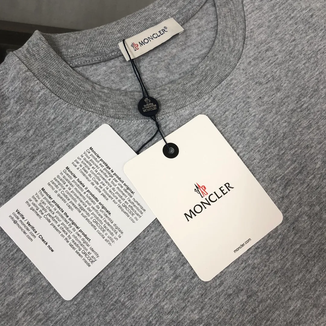 P160 MONCLER 2025 latest couple style round neck short-sleeved couple T-shirt, new spring and summer product, high quality 🔥🔥Three-dimensional logo letter logo printing technology on the chest! Fashionable and versatile trendy styles, customized imported fabrics! Comfortable to wear, breathable, fashionable without losing personality, the upper body is casual and casual, handsome and stylish, showing the temperament of a big brand. All three standards are complete! ! Color: Black White Gray Navy Size: S M L XL (Loose fit, please state your height and weight when placing an order)