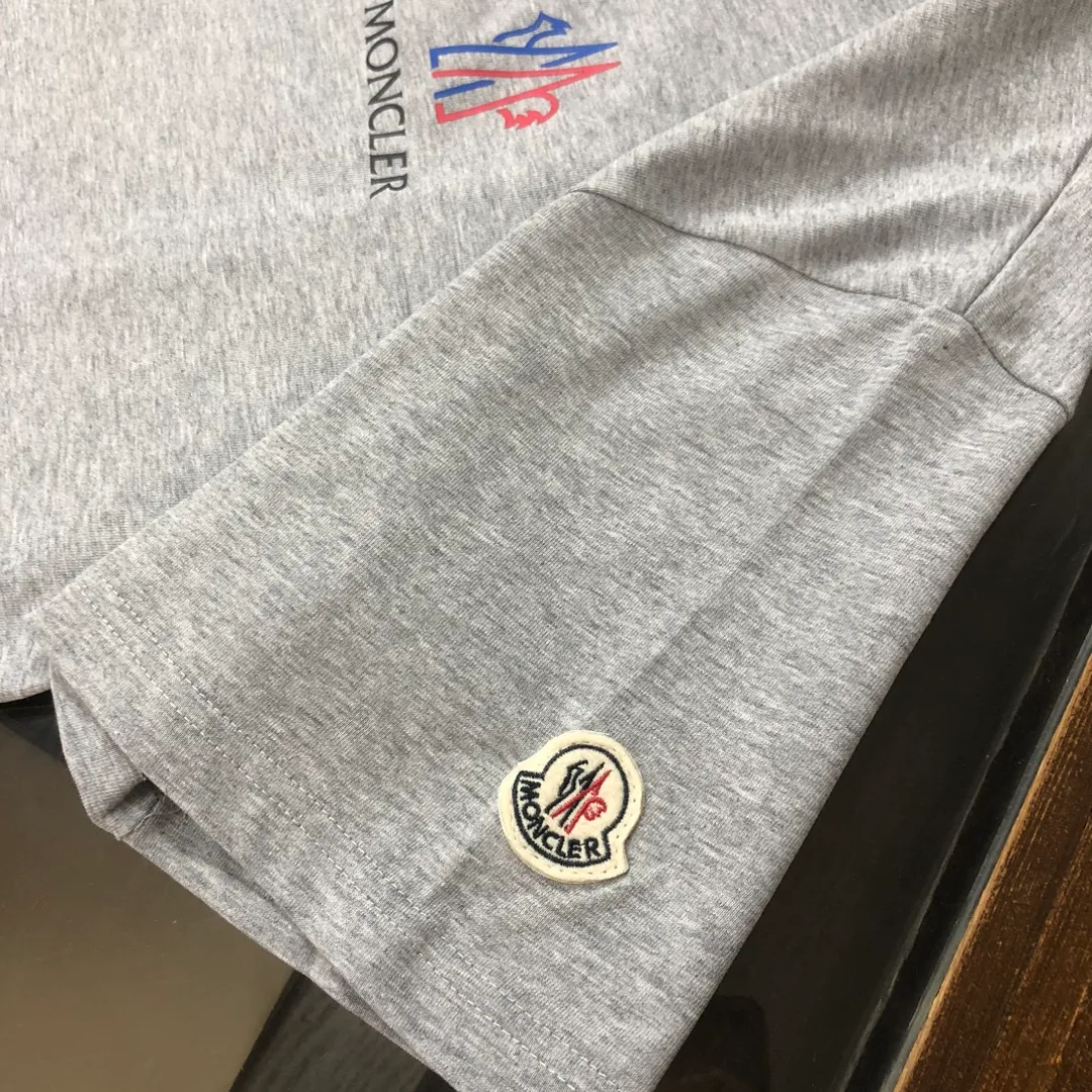 P160 MONCLER 2025 latest couple style round neck short-sleeved couple T-shirt, new spring and summer product, high quality 🔥🔥Three-dimensional logo letter logo printing technology on the chest! Fashionable and versatile trendy styles, customized imported fabrics! Comfortable to wear, breathable, fashionable without losing personality, the upper body is casual and casual, handsome and stylish, showing the temperament of a big brand. All three standards are complete! ! Color: Black White Gray Navy Size: S M L XL (Loose fit, please state your height and weight when placing an order)