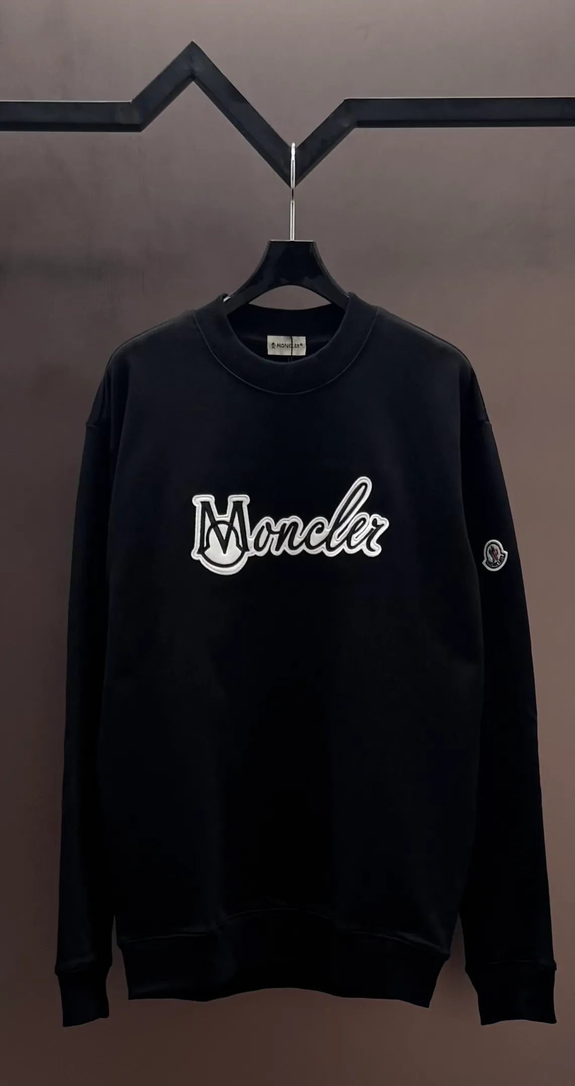 P250 MONCLER masked puppy embroidered sleeves small label round neck sweatshirt Made of 460g terry fabric with clear line routing Original order customization 1:1 smooth and delicate lines Better texture Not easy to deform Not easy to shrink Not easy to fade Maintain long-lasting beauty Color Black White Size S-XL