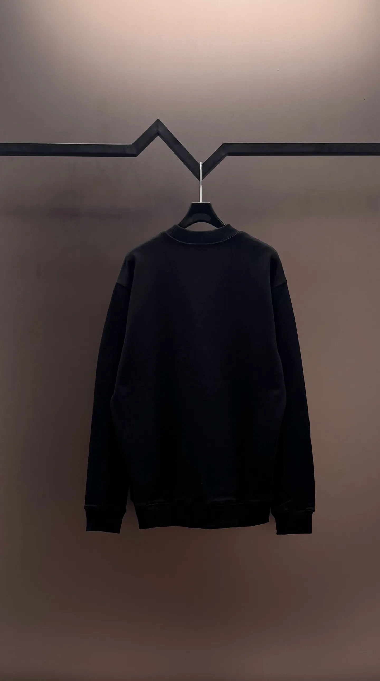 P250 MONCLER masked puppy embroidered sleeves small label round neck sweatshirt Made of 460g terry fabric with clear line routing Original order customization 1:1 smooth and delicate lines Better texture Not easy to deform Not easy to shrink Not easy to fade Maintain long-lasting beauty Color Black White Size S-XL