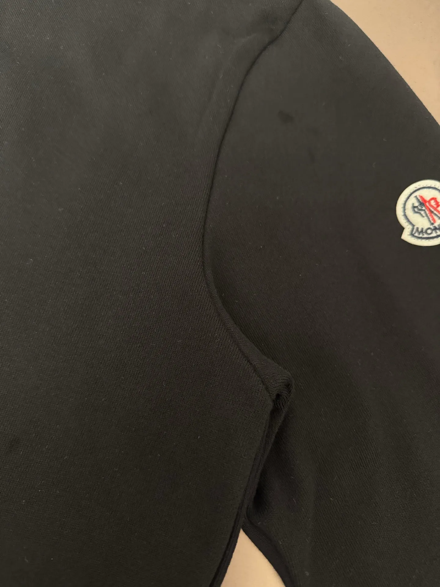P250 MONCLER masked puppy embroidered sleeves small label round neck sweatshirt Made of 460g terry fabric with clear line routing Original order customization 1:1 smooth and delicate lines Better texture Not easy to deform Not easy to shrink Not easy to fade Maintain long-lasting beauty Color Black White Size S-XL