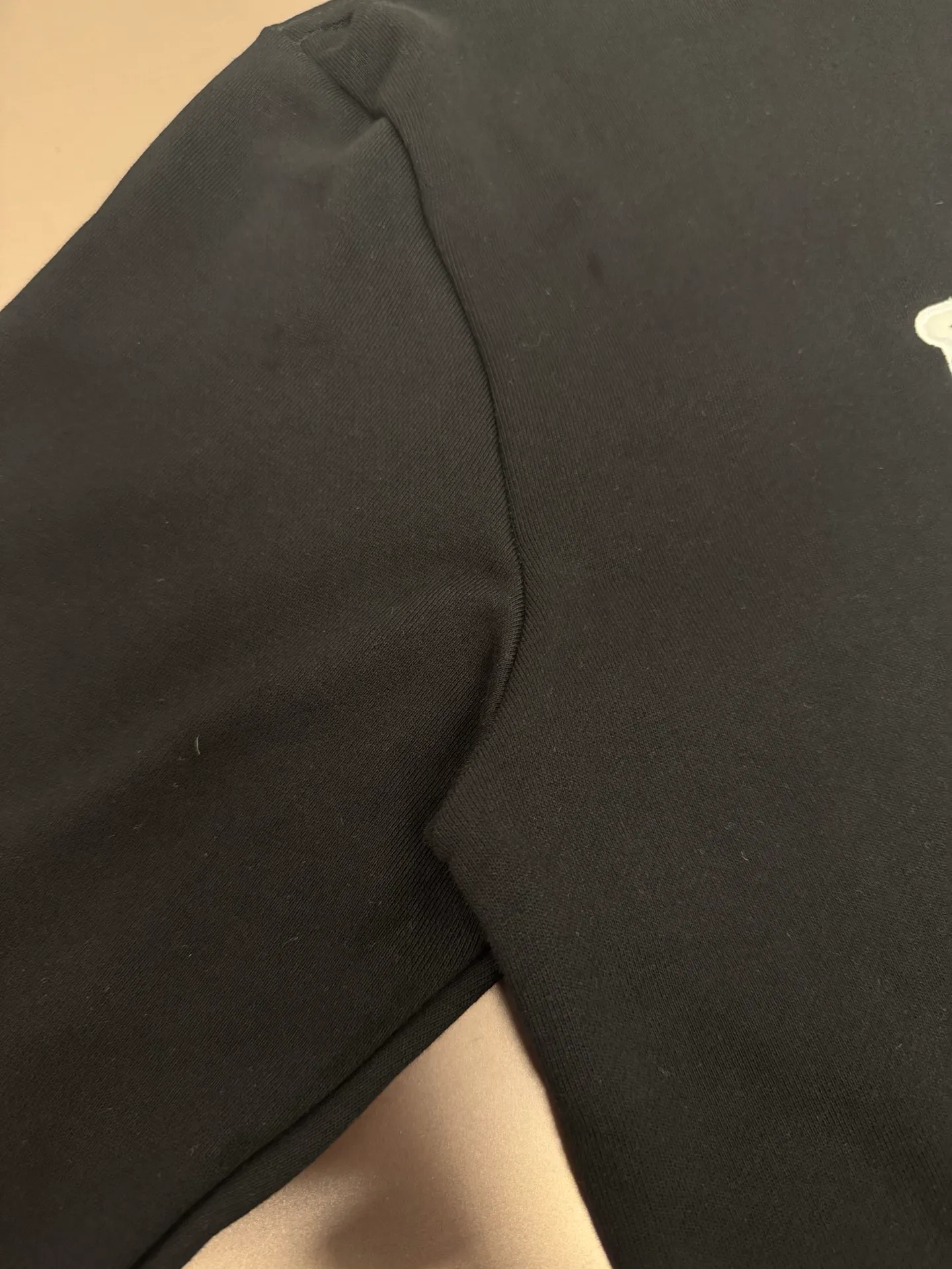 P250 MONCLER masked puppy embroidered sleeves small label round neck sweatshirt Made of 460g terry fabric with clear line routing Original order customization 1:1 smooth and delicate lines Better texture Not easy to deform Not easy to shrink Not easy to fade Maintain long-lasting beauty Color Black White Size S-XL
