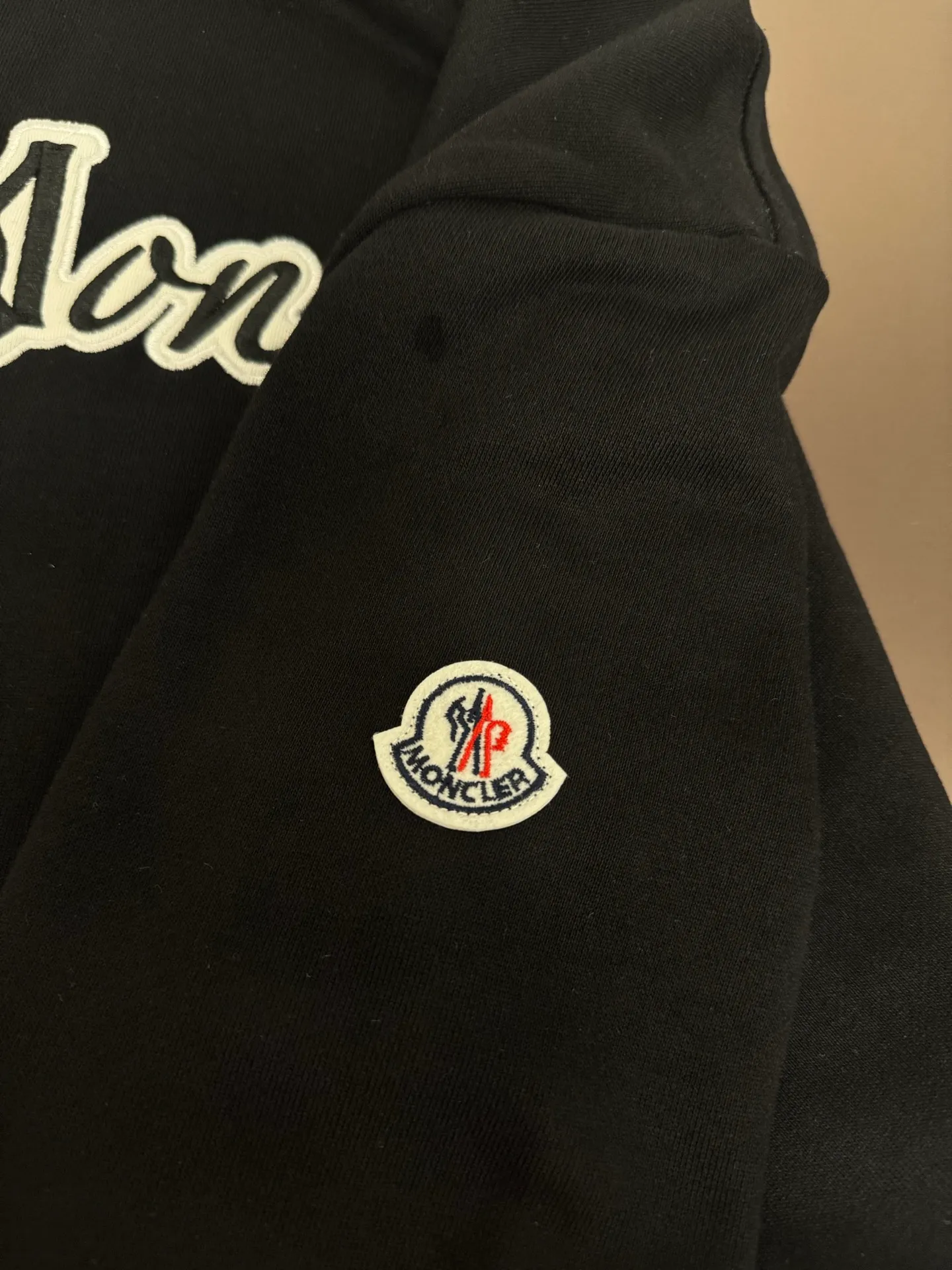 P250 MONCLER masked puppy embroidered sleeves small label round neck sweatshirt Made of 460g terry fabric with clear line routing Original order customization 1:1 smooth and delicate lines Better texture Not easy to deform Not easy to shrink Not easy to fade Maintain long-lasting beauty Color Black White Size S-XL