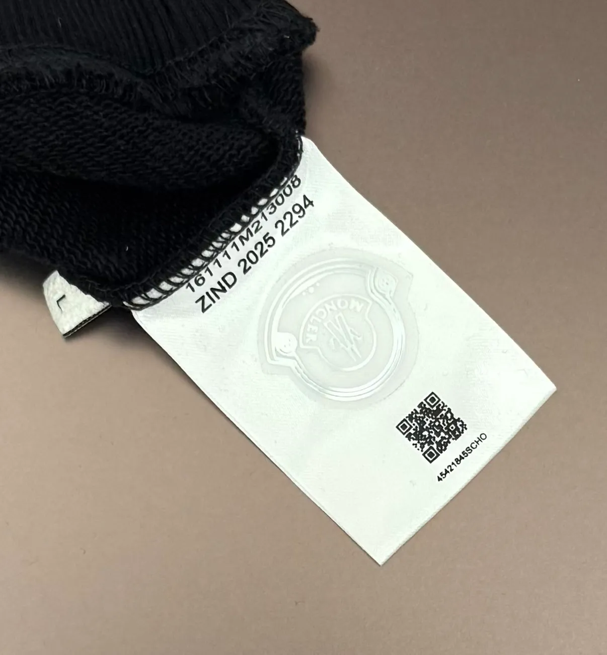P250 MONCLER masked puppy embroidered sleeves small label round neck sweatshirt Made of 460g terry fabric with clear line routing Original order customization 1:1 smooth and delicate lines Better texture Not easy to deform Not easy to shrink Not easy to fade Maintain long-lasting beauty Color Black White Size S-XL