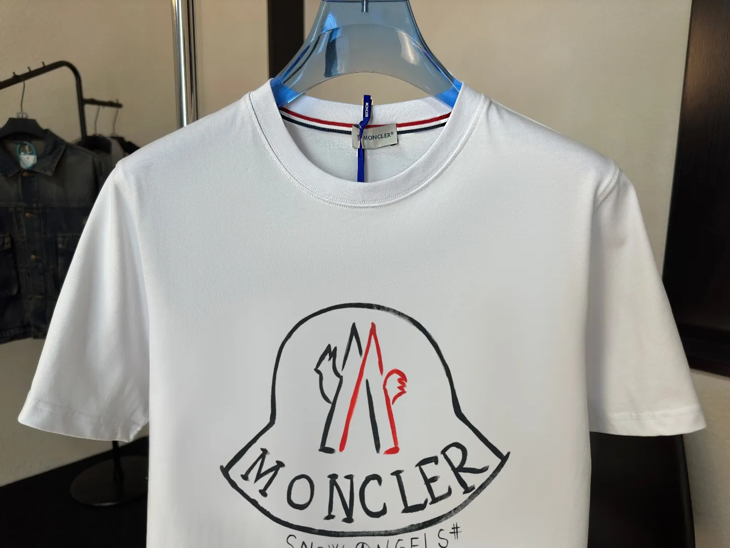 P140 Upgraded version "Mobile phone smart sensor ~ NFC chip armband ~ Direct access to the official website for anti-counterfeiting" "Moncler ~ Mouth Mouth" 2025 new high-quality round neck short-sleeved T-shirt. The cuffs have imported embroidered labels. Customized dyeing, very comfortable to touch. Super versatile and good-looking short-sleeved. Complete with three labels. Non-market ordinary version. Feel free to compare. Quality is absolutely guaranteed! ‼ First of all, this original fabric is all custom-woven with 32-count double yarn fabric, 250G, and the weight is the same‼ Fine workmanship, double waistcoat method, double waistcoat method, double waistcoat method makes the whole dress more three-dimensional, which is not a craft that ordinary T-shirts can achieve🤪 Size: S-M-L-XL-2XL Color: black, white, apricot, same style for men and women