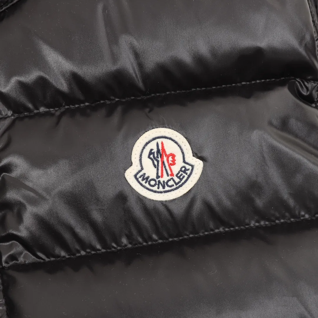 P560 Moncler maya/mask thin diagonal zipper down vest Size: 1-5