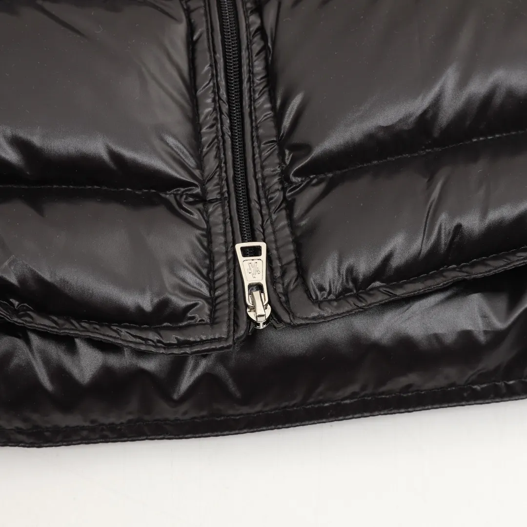 P560 Moncler maya/mask thin diagonal zipper down vest Size: 1-5